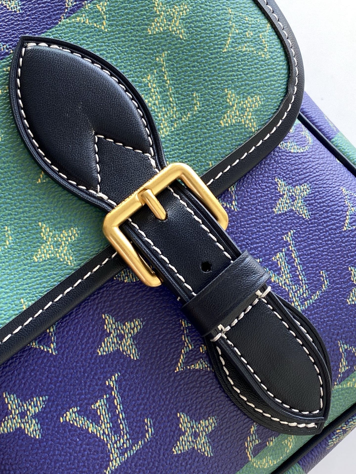 p580💰 M15187 顶级原单 变码芯片163C  本款Satchel邮差包为Monogram Heritage涂层帆布点缀做旧金属搭扣，于宽敞构型融入织物内衬，可轻松驾驭商务场合与休闲出行。内里加衬笔记本电脑隔层和前袋实现齐整收纳，MarqueLVuitton Déposée标识再添品牌笔触。
35.5 x 24 x12厘米(长度x高x宽)