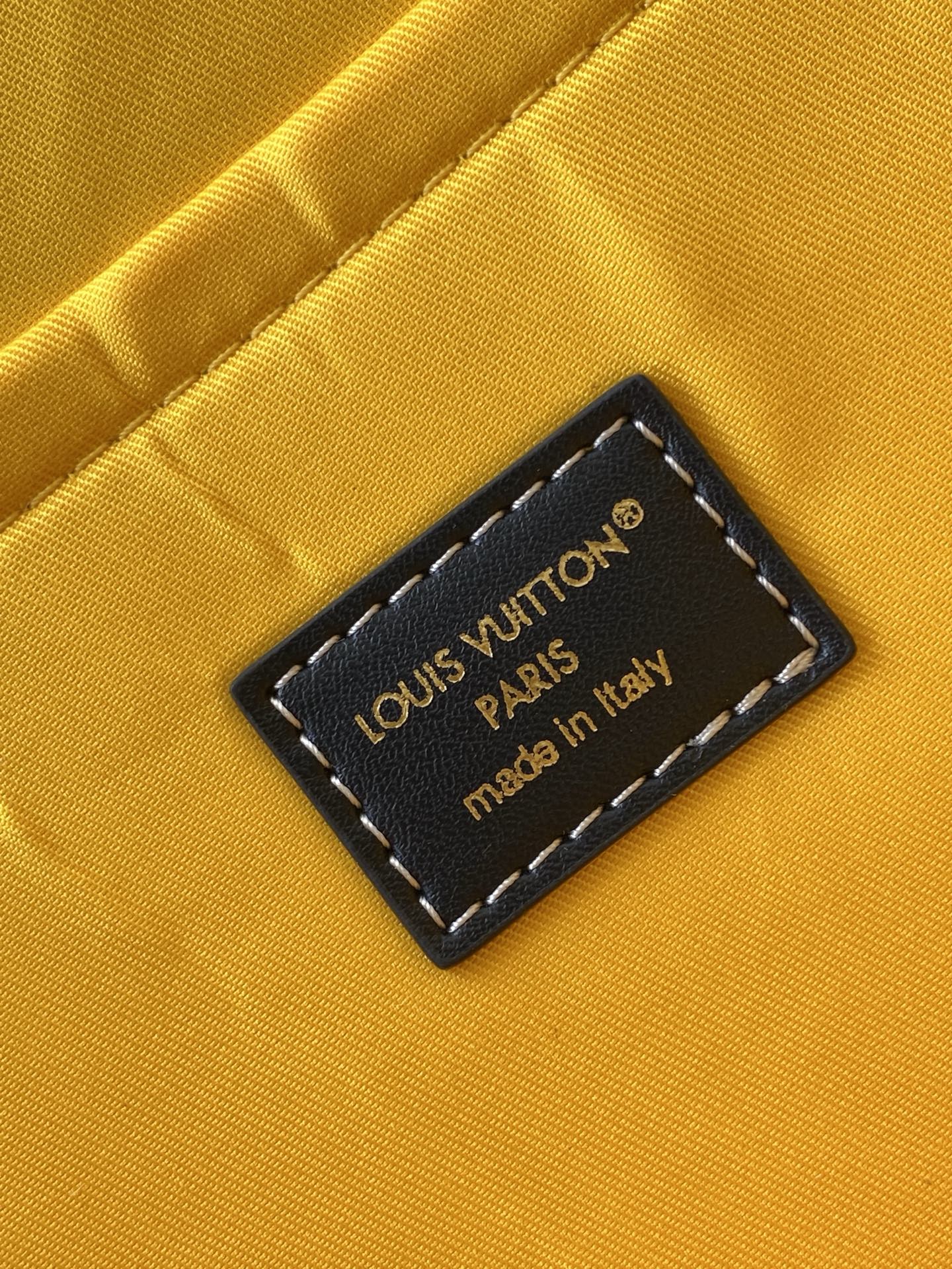 p580💰 M15187 顶级原单 变码芯片163C  本款Satchel邮差包为Monogram Heritage涂层帆布点缀做旧金属搭扣，于宽敞构型融入织物内衬，可轻松驾驭商务场合与休闲出行。内里加衬笔记本电脑隔层和前袋实现齐整收纳，MarqueLVuitton Déposée标识再添品牌笔触。
35.5 x 24 x12厘米(长度x高x宽)