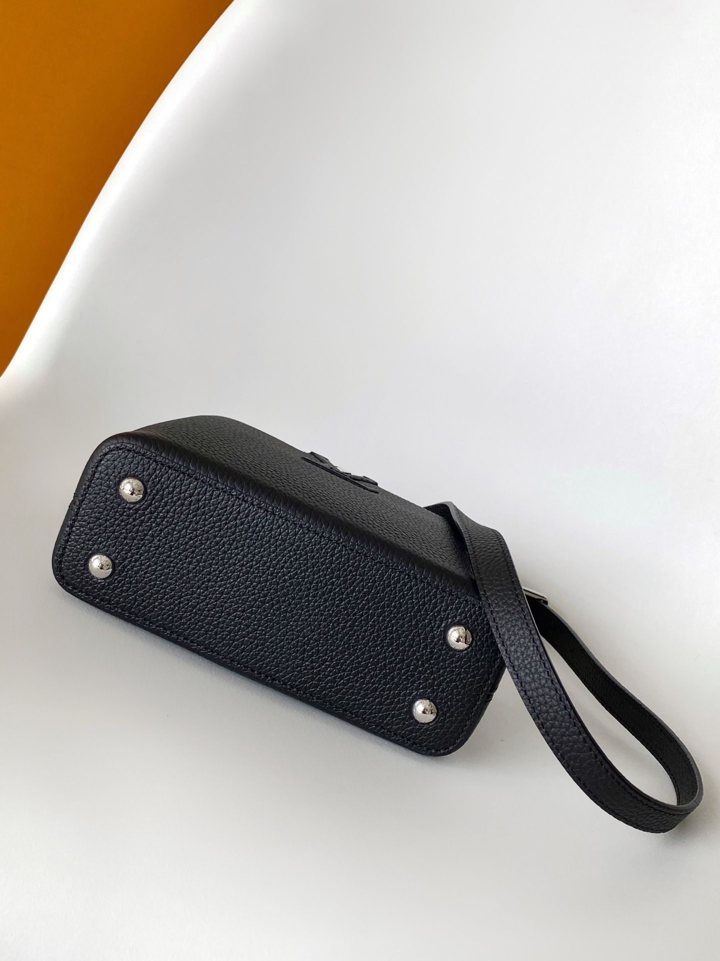 p850💰N85515白色 N85514黑色 N85513黑色 白丽 N85516黑色 N85517 灰色 特级原厂 动态163 2024 夏季款 Capucines 迷你手袋取材 Taurillon 牛皮革，再以华美蟒蛇皮革包裹手柄及 LV 字母，为标志性设计融入异域风情。可拆卸肩带实现舒适肩背或斜挎体验。
21.0 x 13.6 x 8.0 厘米 (长 x 高 x 宽)
27.0 x 17.3 x 9.0 厘米 (长 x 高 x 宽)
	•	Taurillon 牛皮革
	•	Taurillon 牛皮革和蟒蛇皮革饰边
	•	牛皮革内衬
	•	金属件
	•	翻盖可置于内侧或外侧 
	•	内隔层配有拉链袋和贴袋
	•	金属底钉
	•	肩带：可拆卸，可调节
	•	包带半长：46.5 厘米
	•	包带半长可调至：54.0 厘米
	•	手柄：单手柄