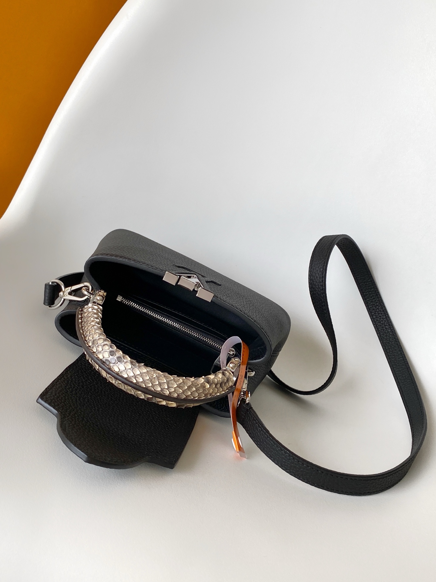 p850💰N85515白色 N85514黑色 N85513黑色 白丽 N85516黑色 N85517 灰色 特级原厂 动态163 2024 夏季款 Capucines 迷你手袋取材 Taurillon 牛皮革，再以华美蟒蛇皮革包裹手柄及 LV 字母，为标志性设计融入异域风情。可拆卸肩带实现舒适肩背或斜挎体验。
21.0 x 13.6 x 8.0 厘米 (长 x 高 x 宽)
27.0 x 17.3 x 9.0 厘米 (长 x 高 x 宽)
	•	Taurillon 牛皮革
	•	Taurillon 牛皮革和蟒蛇皮革饰边
	•	牛皮革内衬
	•	金属件
	•	翻盖可置于内侧或外侧 
	•	内隔层配有拉链袋和贴袋
	•	金属底钉
	•	肩带：可拆卸，可调节
	•	包带半长：46.5 厘米
	•	包带半长可调至：54.0 厘米
	•	手柄：单手柄