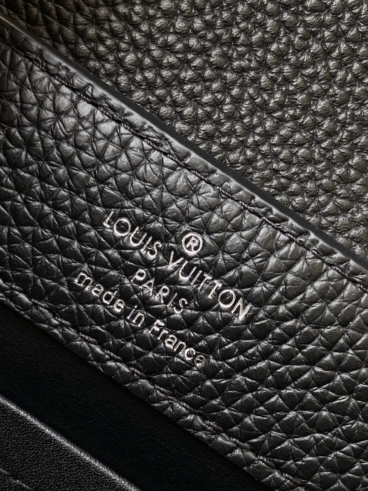 p850💰N85515白色 N85514黑色 N85513黑色 白丽 N85516黑色 N85517 灰色 特级原厂 动态163 2024 夏季款 Capucines 迷你手袋取材 Taurillon 牛皮革，再以华美蟒蛇皮革包裹手柄及 LV 字母，为标志性设计融入异域风情。可拆卸肩带实现舒适肩背或斜挎体验。
21.0 x 13.6 x 8.0 厘米 (长 x 高 x 宽)
27.0 x 17.3 x 9.0 厘米 (长 x 高 x 宽)
	•	Taurillon 牛皮革
	•	Taurillon 牛皮革和蟒蛇皮革饰边
	•	牛皮革内衬
	•	金属件
	•	翻盖可置于内侧或外侧 
	•	内隔层配有拉链袋和贴袋
	•	金属底钉
	•	肩带：可拆卸，可调节
	•	包带半长：46.5 厘米
	•	包带半长可调至：54.0 厘米
	•	手柄：单手柄