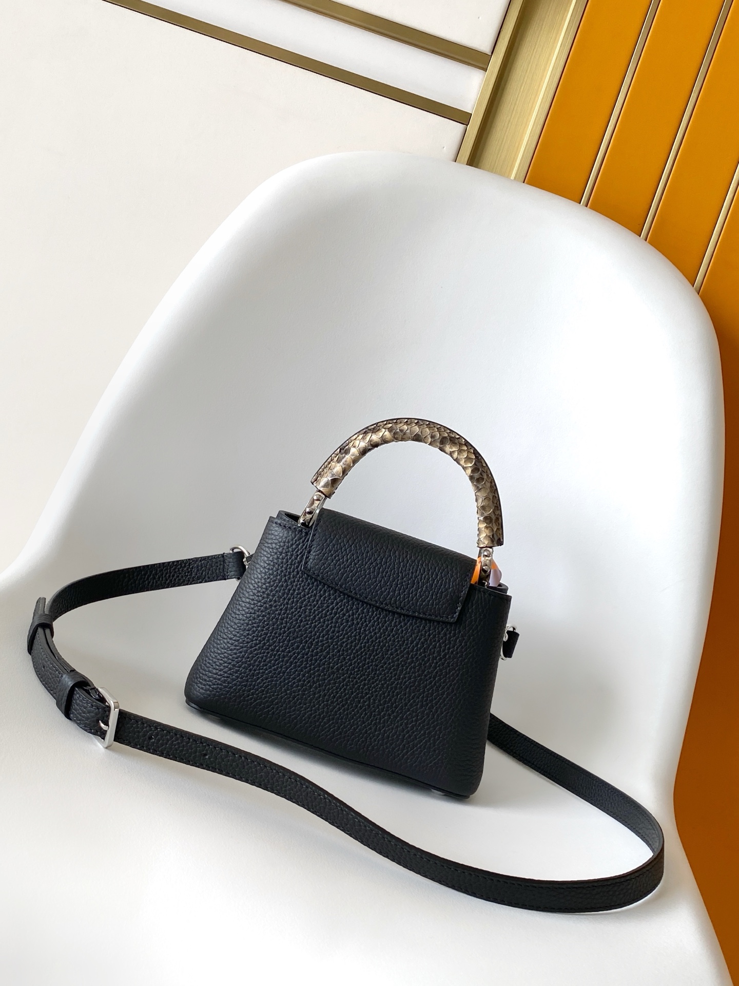 p850💰N85515白色 N85514黑色 N85513黑色 白丽 N85516黑色 N85517 灰色 特级原厂 动态163 2024 夏季款 Capucines 迷你手袋取材 Taurillon 牛皮革，再以华美蟒蛇皮革包裹手柄及 LV 字母，为标志性设计融入异域风情。可拆卸肩带实现舒适肩背或斜挎体验。
21.0 x 13.6 x 8.0 厘米 (长 x 高 x 宽)
27.0 x 17.3 x 9.0 厘米 (长 x 高 x 宽)
	•	Taurillon 牛皮革
	•	Taurillon 牛皮革和蟒蛇皮革饰边
	•	牛皮革内衬
	•	金属件
	•	翻盖可置于内侧或外侧 
	•	内隔层配有拉链袋和贴袋
	•	金属底钉
	•	肩带：可拆卸，可调节
	•	包带半长：46.5 厘米
	•	包带半长可调至：54.0 厘米
	•	手柄：单手柄