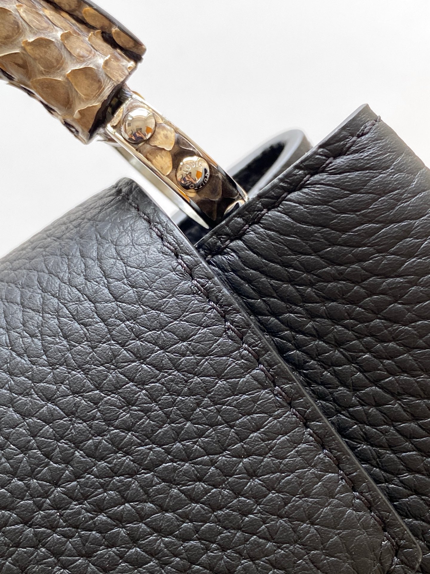 p850💰N85515白色 N85514黑色 N85513黑色 白丽 N85516黑色 N85517 灰色 特级原厂 动态163 2024 夏季款 Capucines 迷你手袋取材 Taurillon 牛皮革，再以华美蟒蛇皮革包裹手柄及 LV 字母，为标志性设计融入异域风情。可拆卸肩带实现舒适肩背或斜挎体验。
21.0 x 13.6 x 8.0 厘米 (长 x 高 x 宽)
27.0 x 17.3 x 9.0 厘米 (长 x 高 x 宽)
	•	Taurillon 牛皮革
	•	Taurillon 牛皮革和蟒蛇皮革饰边
	•	牛皮革内衬
	•	金属件
	•	翻盖可置于内侧或外侧 
	•	内隔层配有拉链袋和贴袋
	•	金属底钉
	•	肩带：可拆卸，可调节
	•	包带半长：46.5 厘米
	•	包带半长可调至：54.0 厘米
	•	手柄：单手柄