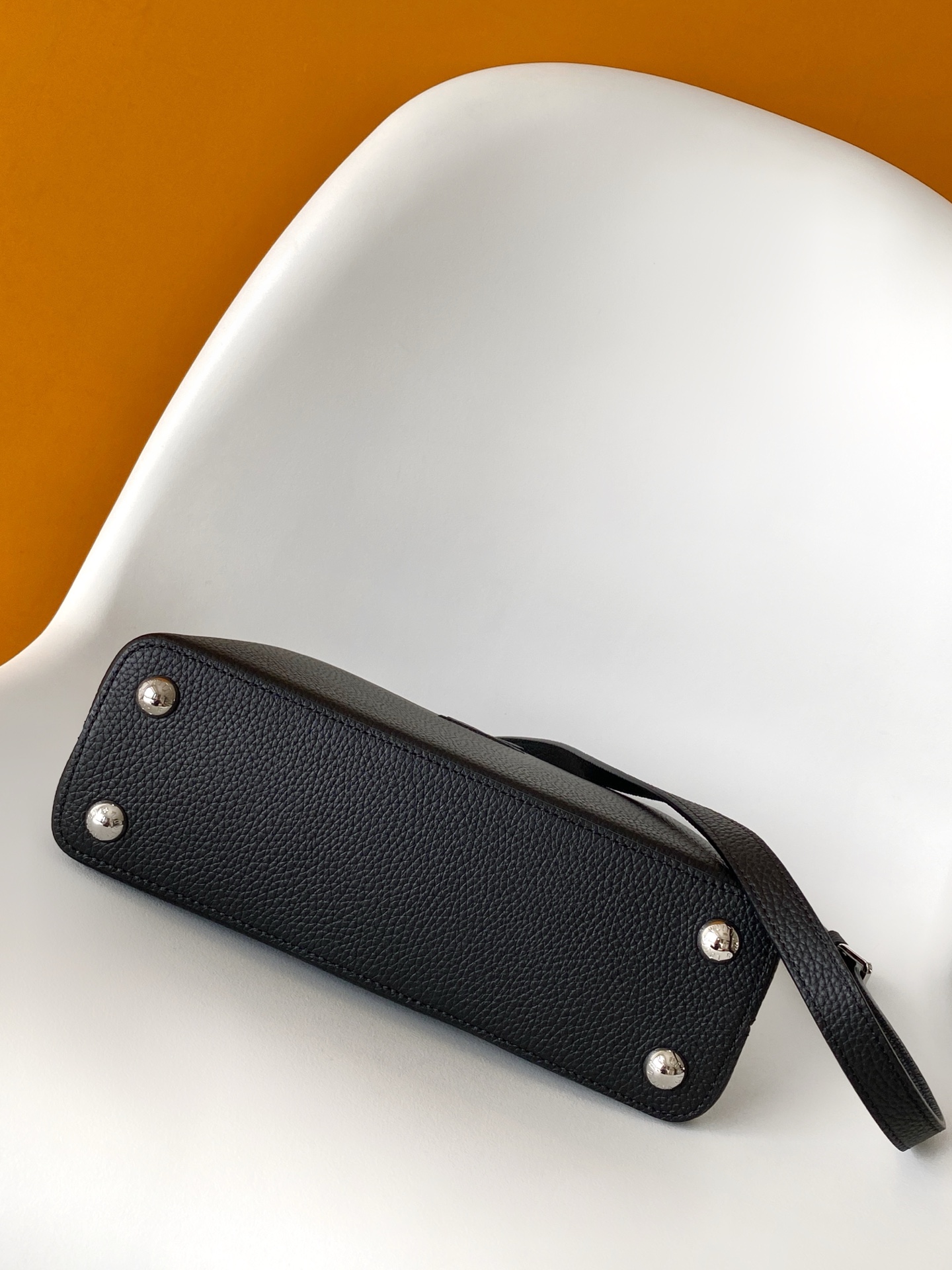 p950💰N85515白色 N85514黑色 N85513黑色 白丽 N85516黑色 N85517 灰色 特级原厂 动态163 2024 夏季款 Capucines 迷你手袋取材 Taurillon 牛皮革，再以华美蟒蛇皮革包裹手柄及 LV 字母，为标志性设计融入异域风情。可拆卸肩带实现舒适肩背或斜挎体验。
21.0 x 13.6 x 8.0 厘米 (长 x 高 x 宽)
27.0 x 17.3 x 9.0 厘米 (长 x 高 x 宽)
	•	Taurillon 牛皮革
	•	Taurillon 牛皮革和蟒蛇皮革饰边
	•	牛皮革内衬
	•	金属件
	•	翻盖可置于内侧或外侧 
	•	内隔层配有拉链袋和贴袋
	•	金属底钉
	•	肩带：可拆卸，可调节
	•	包带半长：46.5 厘米
	•	包带半长可调至：54.0 厘米
	•	手柄：单手柄