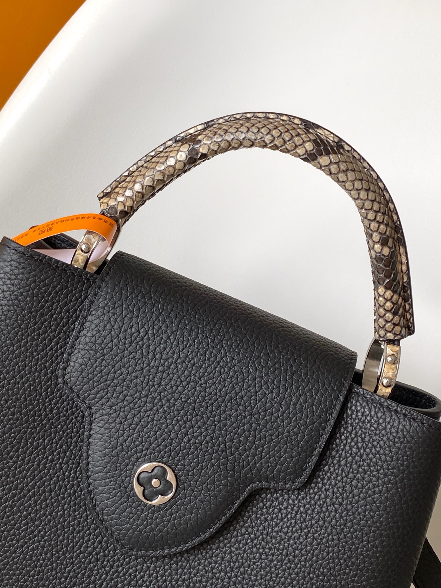 p950💰N85515白色 N85514黑色 N85513黑色 白丽 N85516黑色 N85517 灰色 特级原厂 动态163 2024 夏季款 Capucines 迷你手袋取材 Taurillon 牛皮革，再以华美蟒蛇皮革包裹手柄及 LV 字母，为标志性设计融入异域风情。可拆卸肩带实现舒适肩背或斜挎体验。
21.0 x 13.6 x 8.0 厘米 (长 x 高 x 宽)
27.0 x 17.3 x 9.0 厘米 (长 x 高 x 宽)
	•	Taurillon 牛皮革
	•	Taurillon 牛皮革和蟒蛇皮革饰边
	•	牛皮革内衬
	•	金属件
	•	翻盖可置于内侧或外侧 
	•	内隔层配有拉链袋和贴袋
	•	金属底钉
	•	肩带：可拆卸，可调节
	•	包带半长：46.5 厘米
	•	包带半长可调至：54.0 厘米
	•	手柄：单手柄