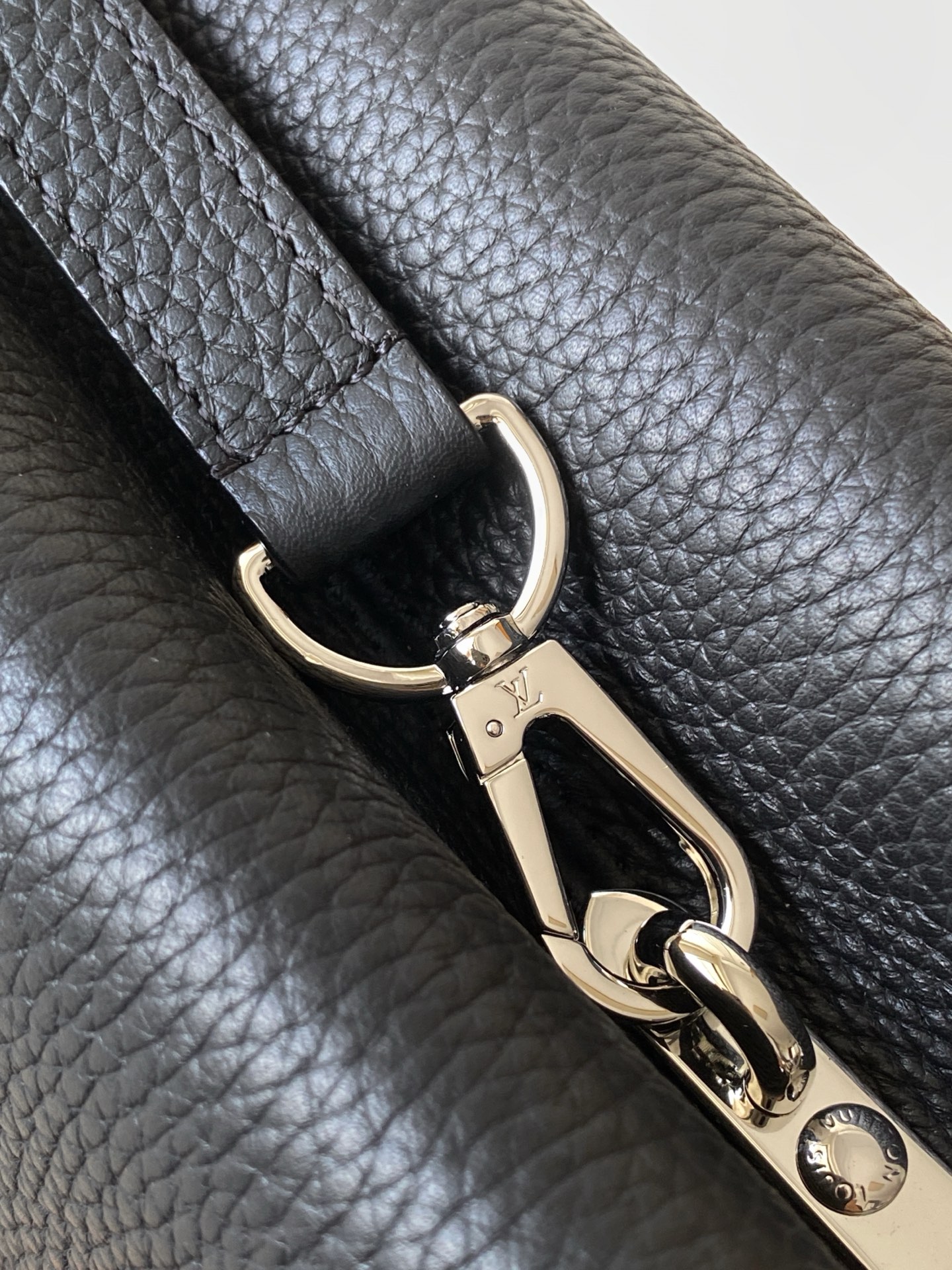 p950💰N85515白色 N85514黑色 N85513黑色 白丽 N85516黑色 N85517 灰色 特级原厂 动态163 2024 夏季款 Capucines 迷你手袋取材 Taurillon 牛皮革，再以华美蟒蛇皮革包裹手柄及 LV 字母，为标志性设计融入异域风情。可拆卸肩带实现舒适肩背或斜挎体验。
21.0 x 13.6 x 8.0 厘米 (长 x 高 x 宽)
27.0 x 17.3 x 9.0 厘米 (长 x 高 x 宽)
	•	Taurillon 牛皮革
	•	Taurillon 牛皮革和蟒蛇皮革饰边
	•	牛皮革内衬
	•	金属件
	•	翻盖可置于内侧或外侧 
	•	内隔层配有拉链袋和贴袋
	•	金属底钉
	•	肩带：可拆卸，可调节
	•	包带半长：46.5 厘米
	•	包带半长可调至：54.0 厘米
	•	手柄：单手柄