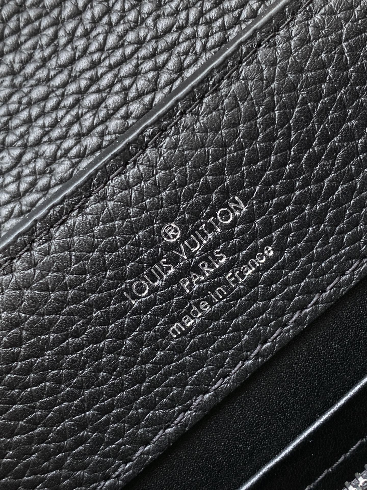 p950💰N85515白色 N85514黑色 N85513黑色 白丽 N85516黑色 N85517 灰色 特级原厂 动态163 2024 夏季款 Capucines 迷你手袋取材 Taurillon 牛皮革，再以华美蟒蛇皮革包裹手柄及 LV 字母，为标志性设计融入异域风情。可拆卸肩带实现舒适肩背或斜挎体验。
21.0 x 13.6 x 8.0 厘米 (长 x 高 x 宽)
27.0 x 17.3 x 9.0 厘米 (长 x 高 x 宽)
	•	Taurillon 牛皮革
	•	Taurillon 牛皮革和蟒蛇皮革饰边
	•	牛皮革内衬
	•	金属件
	•	翻盖可置于内侧或外侧 
	•	内隔层配有拉链袋和贴袋
	•	金属底钉
	•	肩带：可拆卸，可调节
	•	包带半长：46.5 厘米
	•	包带半长可调至：54.0 厘米
	•	手柄：单手柄