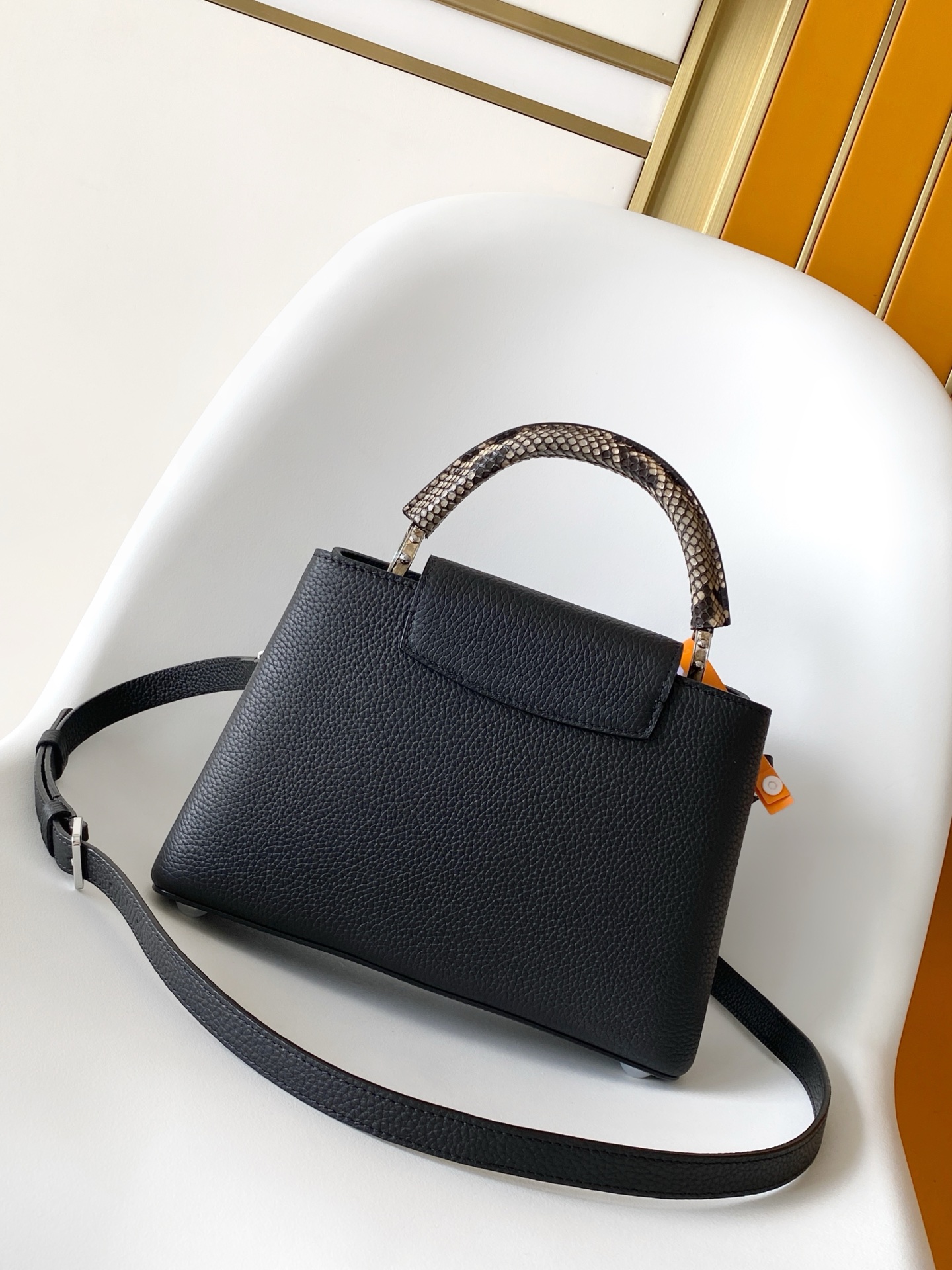 p950💰N85515白色 N85514黑色 N85513黑色 白丽 N85516黑色 N85517 灰色 特级原厂 动态163 2024 夏季款 Capucines 迷你手袋取材 Taurillon 牛皮革，再以华美蟒蛇皮革包裹手柄及 LV 字母，为标志性设计融入异域风情。可拆卸肩带实现舒适肩背或斜挎体验。
21.0 x 13.6 x 8.0 厘米 (长 x 高 x 宽)
27.0 x 17.3 x 9.0 厘米 (长 x 高 x 宽)
	•	Taurillon 牛皮革
	•	Taurillon 牛皮革和蟒蛇皮革饰边
	•	牛皮革内衬
	•	金属件
	•	翻盖可置于内侧或外侧 
	•	内隔层配有拉链袋和贴袋
	•	金属底钉
	•	肩带：可拆卸，可调节
	•	包带半长：46.5 厘米
	•	包带半长可调至：54.0 厘米
	•	手柄：单手柄