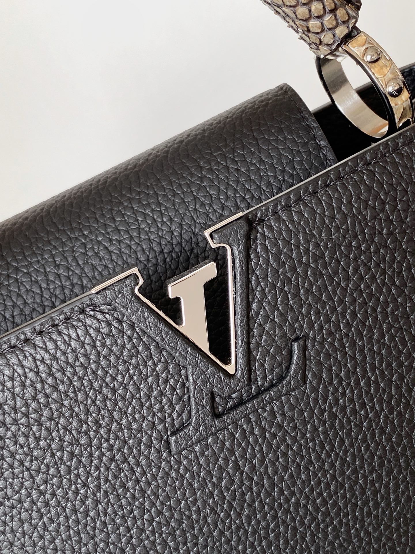 p950💰N85515白色 N85514黑色 N85513黑色 白丽 N85516黑色 N85517 灰色 特级原厂 动态163 2024 夏季款 Capucines 迷你手袋取材 Taurillon 牛皮革，再以华美蟒蛇皮革包裹手柄及 LV 字母，为标志性设计融入异域风情。可拆卸肩带实现舒适肩背或斜挎体验。
21.0 x 13.6 x 8.0 厘米 (长 x 高 x 宽)
27.0 x 17.3 x 9.0 厘米 (长 x 高 x 宽)
	•	Taurillon 牛皮革
	•	Taurillon 牛皮革和蟒蛇皮革饰边
	•	牛皮革内衬
	•	金属件
	•	翻盖可置于内侧或外侧 
	•	内隔层配有拉链袋和贴袋
	•	金属底钉
	•	肩带：可拆卸，可调节
	•	包带半长：46.5 厘米
	•	包带半长可调至：54.0 厘米
	•	手柄：单手柄