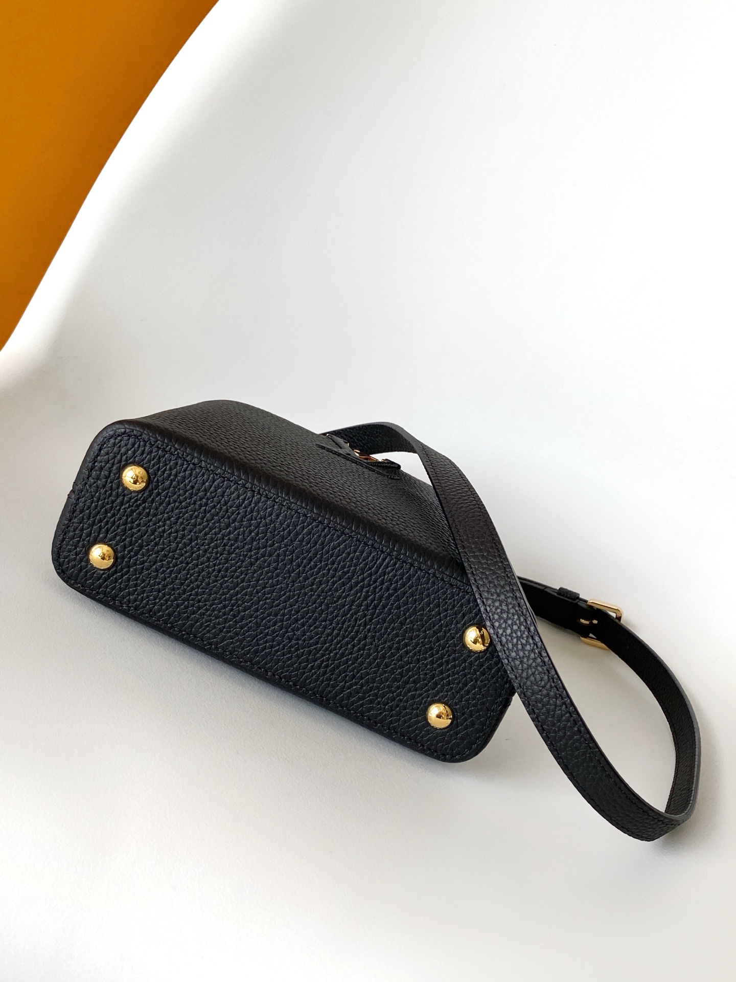 p850💰N85515白色 N85514黑色 N85513黑色 白丽 N85516黑色 N85517 灰色 特级原厂 动态163 2024 夏季款 Capucines 迷你手袋取材 Taurillon 牛皮革，再以华美蟒蛇皮革包裹手柄及 LV 字母，为标志性设计融入异域风情。可拆卸肩带实现舒适肩背或斜挎体验。
21.0 x 13.6 x 8.0 厘米 (长 x 高 x 宽)
27.0 x 17.3 x 9.0 厘米 (长 x 高 x 宽)
	•	Taurillon 牛皮革
	•	Taurillon 牛皮革和蟒蛇皮革饰边
	•	牛皮革内衬
	•	金属件
	•	翻盖可置于内侧或外侧 
	•	内隔层配有拉链袋和贴袋
	•	金属底钉
	•	肩带：可拆卸，可调节
	•	包带半长：46.5 厘米
	•	包带半长可调至：54.0 厘米
	•	手柄：单手柄