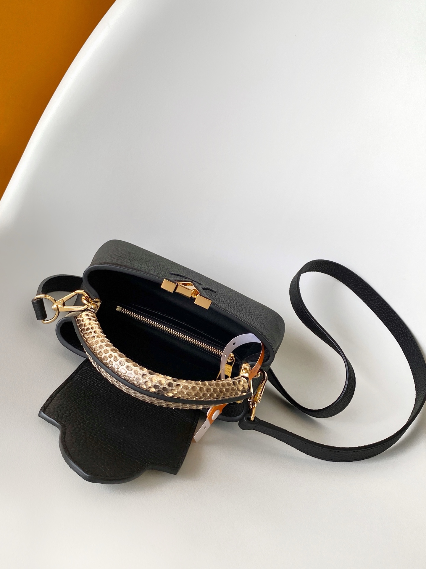 p850💰N85515白色 N85514黑色 N85513黑色 白丽 N85516黑色 N85517 灰色 特级原厂 动态163 2024 夏季款 Capucines 迷你手袋取材 Taurillon 牛皮革，再以华美蟒蛇皮革包裹手柄及 LV 字母，为标志性设计融入异域风情。可拆卸肩带实现舒适肩背或斜挎体验。
21.0 x 13.6 x 8.0 厘米 (长 x 高 x 宽)
27.0 x 17.3 x 9.0 厘米 (长 x 高 x 宽)
	•	Taurillon 牛皮革
	•	Taurillon 牛皮革和蟒蛇皮革饰边
	•	牛皮革内衬
	•	金属件
	•	翻盖可置于内侧或外侧 
	•	内隔层配有拉链袋和贴袋
	•	金属底钉
	•	肩带：可拆卸，可调节
	•	包带半长：46.5 厘米
	•	包带半长可调至：54.0 厘米
	•	手柄：单手柄