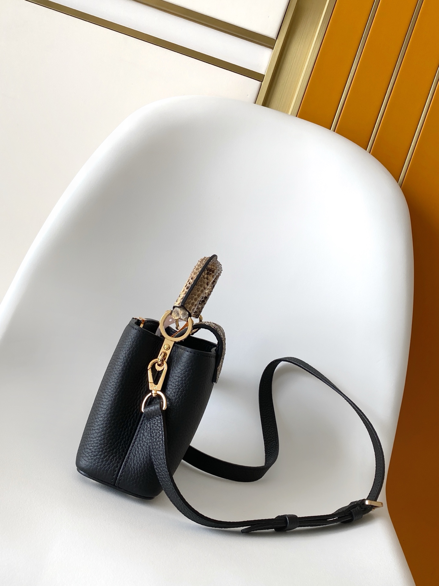 p850💰N85515白色 N85514黑色 N85513黑色 白丽 N85516黑色 N85517 灰色 特级原厂 动态163 2024 夏季款 Capucines 迷你手袋取材 Taurillon 牛皮革，再以华美蟒蛇皮革包裹手柄及 LV 字母，为标志性设计融入异域风情。可拆卸肩带实现舒适肩背或斜挎体验。
21.0 x 13.6 x 8.0 厘米 (长 x 高 x 宽)
27.0 x 17.3 x 9.0 厘米 (长 x 高 x 宽)
	•	Taurillon 牛皮革
	•	Taurillon 牛皮革和蟒蛇皮革饰边
	•	牛皮革内衬
	•	金属件
	•	翻盖可置于内侧或外侧 
	•	内隔层配有拉链袋和贴袋
	•	金属底钉
	•	肩带：可拆卸，可调节
	•	包带半长：46.5 厘米
	•	包带半长可调至：54.0 厘米
	•	手柄：单手柄