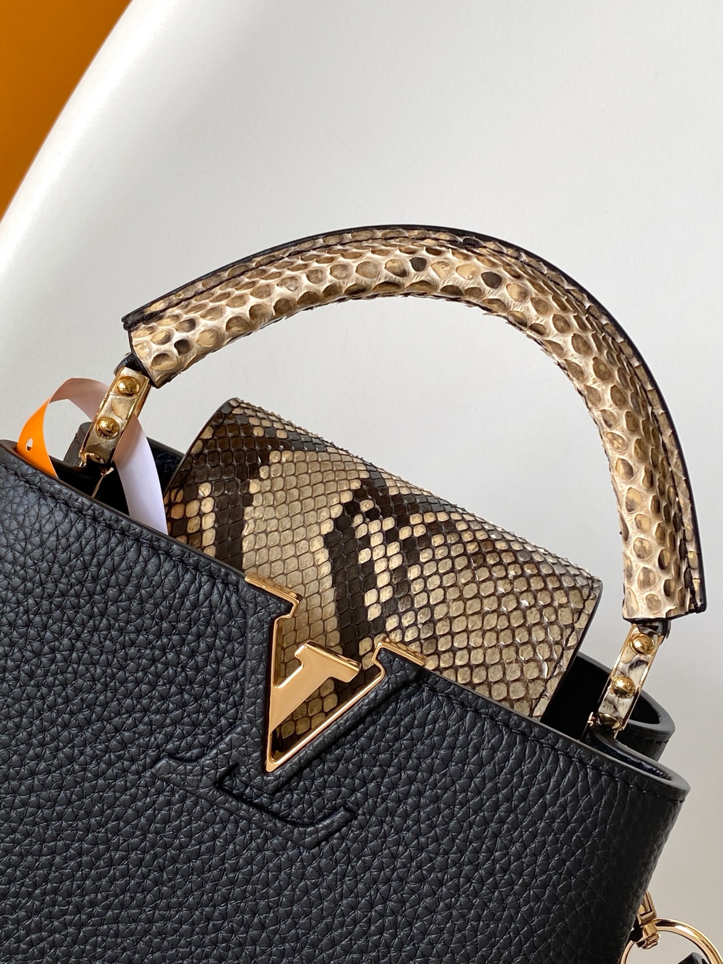 p850💰N85515白色 N85514黑色 N85513黑色 白丽 N85516黑色 N85517 灰色 特级原厂 动态163 2024 夏季款 Capucines 迷你手袋取材 Taurillon 牛皮革，再以华美蟒蛇皮革包裹手柄及 LV 字母，为标志性设计融入异域风情。可拆卸肩带实现舒适肩背或斜挎体验。
21.0 x 13.6 x 8.0 厘米 (长 x 高 x 宽)
27.0 x 17.3 x 9.0 厘米 (长 x 高 x 宽)
	•	Taurillon 牛皮革
	•	Taurillon 牛皮革和蟒蛇皮革饰边
	•	牛皮革内衬
	•	金属件
	•	翻盖可置于内侧或外侧 
	•	内隔层配有拉链袋和贴袋
	•	金属底钉
	•	肩带：可拆卸，可调节
	•	包带半长：46.5 厘米
	•	包带半长可调至：54.0 厘米
	•	手柄：单手柄