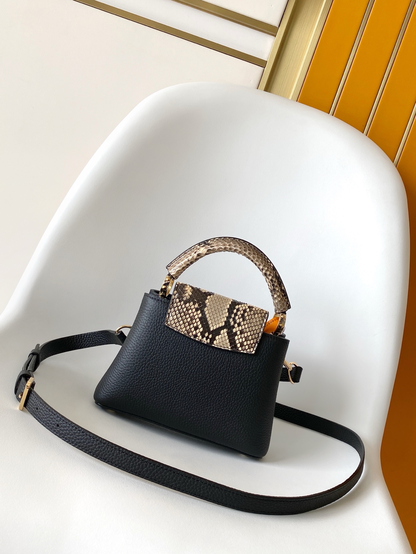 p850💰N85515白色 N85514黑色 N85513黑色 白丽 N85516黑色 N85517 灰色 特级原厂 动态163 2024 夏季款 Capucines 迷你手袋取材 Taurillon 牛皮革，再以华美蟒蛇皮革包裹手柄及 LV 字母，为标志性设计融入异域风情。可拆卸肩带实现舒适肩背或斜挎体验。
21.0 x 13.6 x 8.0 厘米 (长 x 高 x 宽)
27.0 x 17.3 x 9.0 厘米 (长 x 高 x 宽)
	•	Taurillon 牛皮革
	•	Taurillon 牛皮革和蟒蛇皮革饰边
	•	牛皮革内衬
	•	金属件
	•	翻盖可置于内侧或外侧 
	•	内隔层配有拉链袋和贴袋
	•	金属底钉
	•	肩带：可拆卸，可调节
	•	包带半长：46.5 厘米
	•	包带半长可调至：54.0 厘米
	•	手柄：单手柄