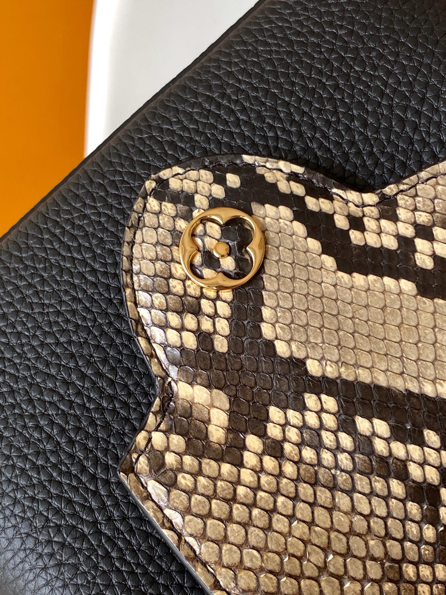 p850💰N85515白色 N85514黑色 N85513黑色 白丽 N85516黑色 N85517 灰色 特级原厂 动态163 2024 夏季款 Capucines 迷你手袋取材 Taurillon 牛皮革，再以华美蟒蛇皮革包裹手柄及 LV 字母，为标志性设计融入异域风情。可拆卸肩带实现舒适肩背或斜挎体验。
21.0 x 13.6 x 8.0 厘米 (长 x 高 x 宽)
27.0 x 17.3 x 9.0 厘米 (长 x 高 x 宽)
	•	Taurillon 牛皮革
	•	Taurillon 牛皮革和蟒蛇皮革饰边
	•	牛皮革内衬
	•	金属件
	•	翻盖可置于内侧或外侧 
	•	内隔层配有拉链袋和贴袋
	•	金属底钉
	•	肩带：可拆卸，可调节
	•	包带半长：46.5 厘米
	•	包带半长可调至：54.0 厘米
	•	手柄：单手柄