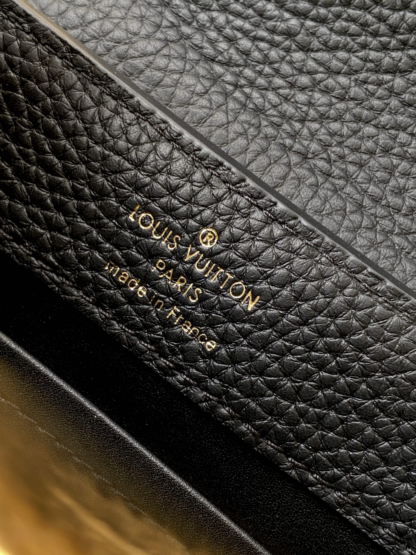 p850💰N85515白色 N85514黑色 N85513黑色 白丽 N85516黑色 N85517 灰色 特级原厂 动态163 2024 夏季款 Capucines 迷你手袋取材 Taurillon 牛皮革，再以华美蟒蛇皮革包裹手柄及 LV 字母，为标志性设计融入异域风情。可拆卸肩带实现舒适肩背或斜挎体验。
21.0 x 13.6 x 8.0 厘米 (长 x 高 x 宽)
27.0 x 17.3 x 9.0 厘米 (长 x 高 x 宽)
	•	Taurillon 牛皮革
	•	Taurillon 牛皮革和蟒蛇皮革饰边
	•	牛皮革内衬
	•	金属件
	•	翻盖可置于内侧或外侧 
	•	内隔层配有拉链袋和贴袋
	•	金属底钉
	•	肩带：可拆卸，可调节
	•	包带半长：46.5 厘米
	•	包带半长可调至：54.0 厘米
	•	手柄：单手柄