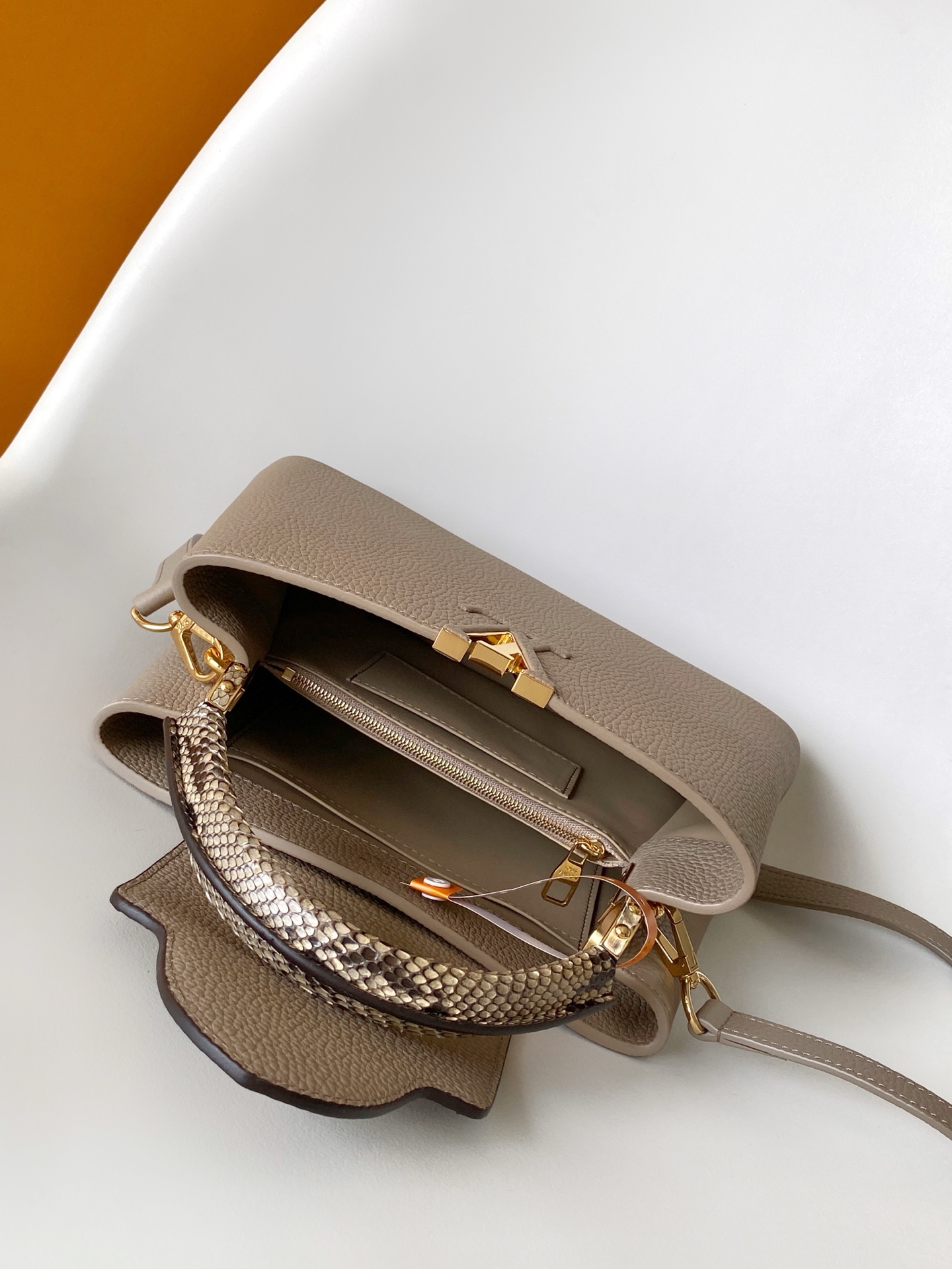 p1000💰N85515白色 N85514黑色 N85513黑色 白丽 N85516黑色 N85517 灰色 特级原厂 动态163 2024 夏季款 Capucines 迷你手袋取材 Taurillon 牛皮革，再以华美蟒蛇皮革包裹手柄及 LV 字母，为标志性设计融入异域风情。可拆卸肩带实现舒适肩背或斜挎体验。
21.0 x 13.6 x 8.0 厘米 (长 x 高 x 宽)
27.0 x 17.3 x 9.0 厘米 (长 x 高 x 宽)
	•	Taurillon 牛皮革
	•	Taurillon 牛皮革和蟒蛇皮革饰边
	•	牛皮革内衬
	•	金属件
	•	翻盖可置于内侧或外侧 
	•	内隔层配有拉链袋和贴袋
	•	金属底钉
	•	肩带：可拆卸，可调节
	•	包带半长：46.5 厘米
	•	包带半长可调至：54.0 厘米
	•	手柄：单手柄