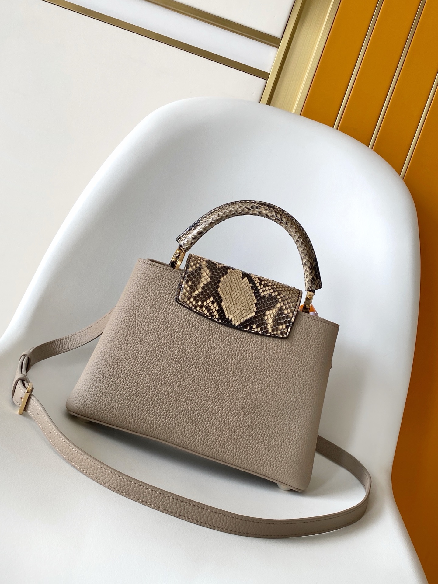 p1000💰N85515白色 N85514黑色 N85513黑色 白丽 N85516黑色 N85517 灰色 特级原厂 动态163 2024 夏季款 Capucines 迷你手袋取材 Taurillon 牛皮革，再以华美蟒蛇皮革包裹手柄及 LV 字母，为标志性设计融入异域风情。可拆卸肩带实现舒适肩背或斜挎体验。
21.0 x 13.6 x 8.0 厘米 (长 x 高 x 宽)
27.0 x 17.3 x 9.0 厘米 (长 x 高 x 宽)
	•	Taurillon 牛皮革
	•	Taurillon 牛皮革和蟒蛇皮革饰边
	•	牛皮革内衬
	•	金属件
	•	翻盖可置于内侧或外侧 
	•	内隔层配有拉链袋和贴袋
	•	金属底钉
	•	肩带：可拆卸，可调节
	•	包带半长：46.5 厘米
	•	包带半长可调至：54.0 厘米
	•	手柄：单手柄