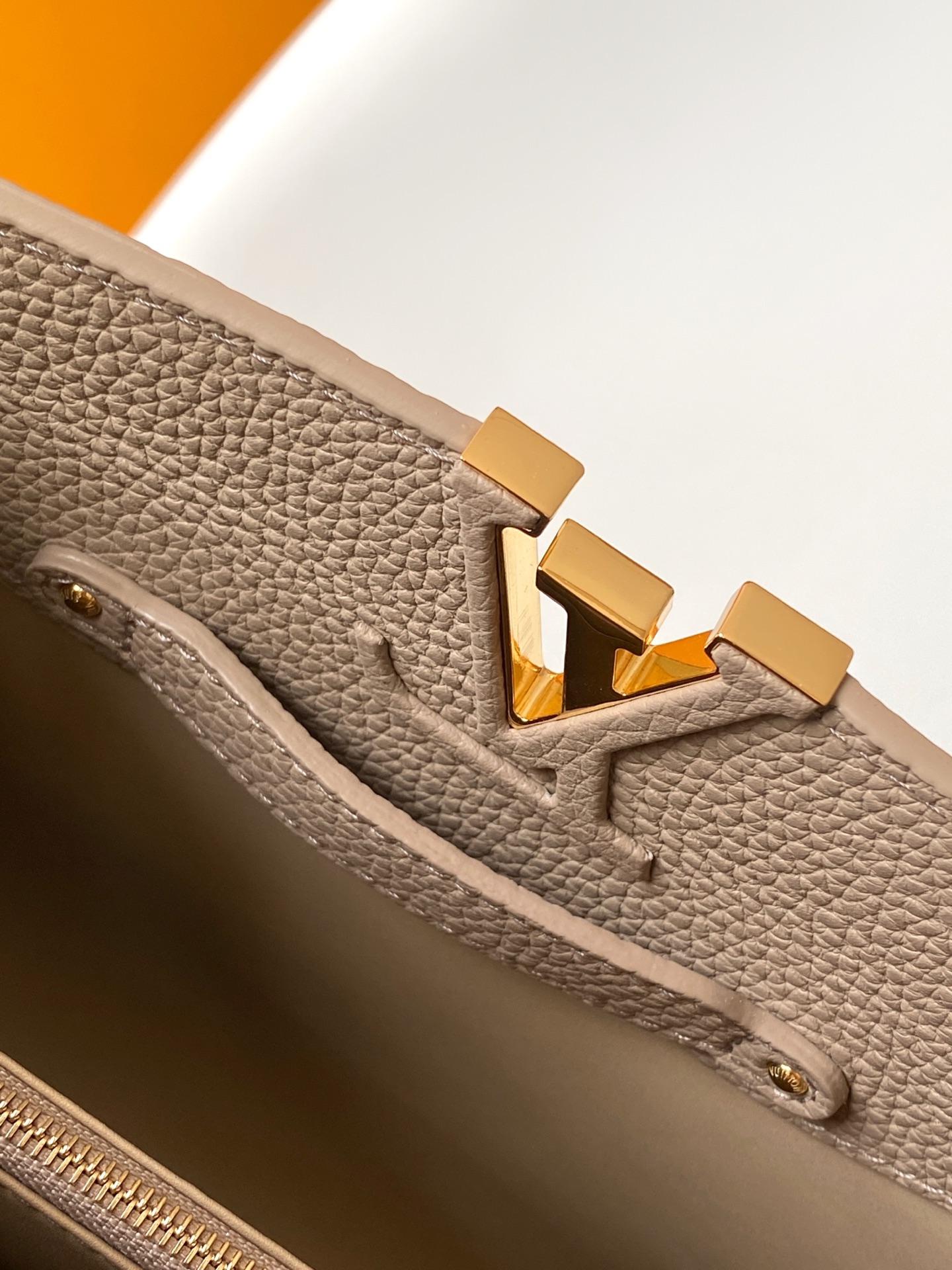 p1000💰N85515白色 N85514黑色 N85513黑色 白丽 N85516黑色 N85517 灰色 特级原厂 动态163 2024 夏季款 Capucines 迷你手袋取材 Taurillon 牛皮革，再以华美蟒蛇皮革包裹手柄及 LV 字母，为标志性设计融入异域风情。可拆卸肩带实现舒适肩背或斜挎体验。
21.0 x 13.6 x 8.0 厘米 (长 x 高 x 宽)
27.0 x 17.3 x 9.0 厘米 (长 x 高 x 宽)
	•	Taurillon 牛皮革
	•	Taurillon 牛皮革和蟒蛇皮革饰边
	•	牛皮革内衬
	•	金属件
	•	翻盖可置于内侧或外侧 
	•	内隔层配有拉链袋和贴袋
	•	金属底钉
	•	肩带：可拆卸，可调节
	•	包带半长：46.5 厘米
	•	包带半长可调至：54.0 厘米
	•	手柄：单手柄