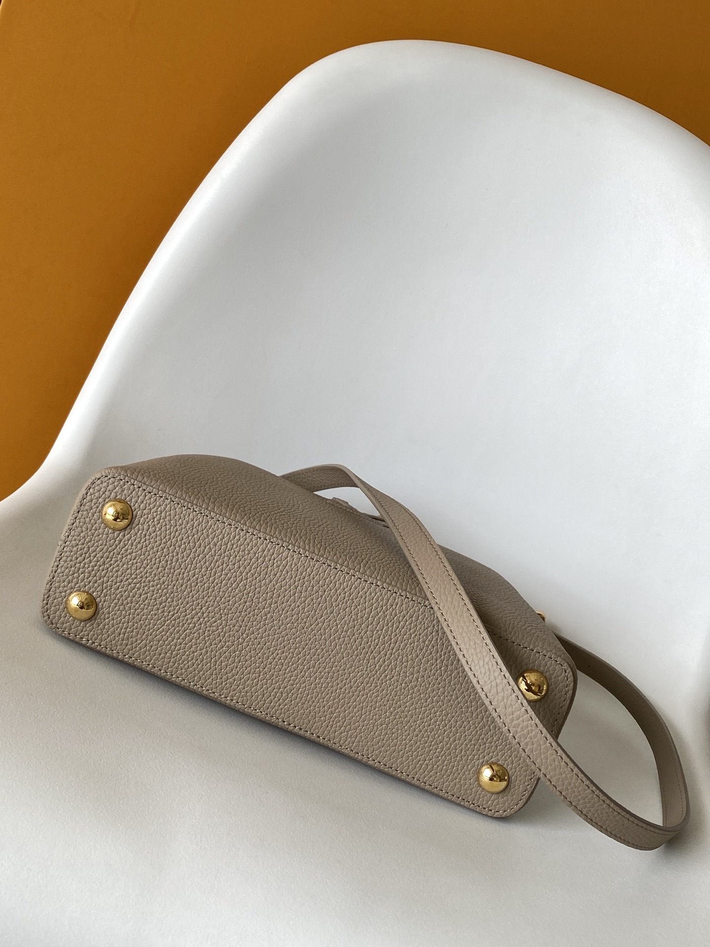 p1000💰N85515白色 N85514黑色 N85513黑色 白丽 N85516黑色 N85517 灰色 特级原厂 动态163 2024 夏季款 Capucines 迷你手袋取材 Taurillon 牛皮革，再以华美蟒蛇皮革包裹手柄及 LV 字母，为标志性设计融入异域风情。可拆卸肩带实现舒适肩背或斜挎体验。
21.0 x 13.6 x 8.0 厘米 (长 x 高 x 宽)
27.0 x 17.3 x 9.0 厘米 (长 x 高 x 宽)
	•	Taurillon 牛皮革
	•	Taurillon 牛皮革和蟒蛇皮革饰边
	•	牛皮革内衬
	•	金属件
	•	翻盖可置于内侧或外侧 
	•	内隔层配有拉链袋和贴袋
	•	金属底钉
	•	肩带：可拆卸，可调节
	•	包带半长：46.5 厘米
	•	包带半长可调至：54.0 厘米
	•	手柄：单手柄