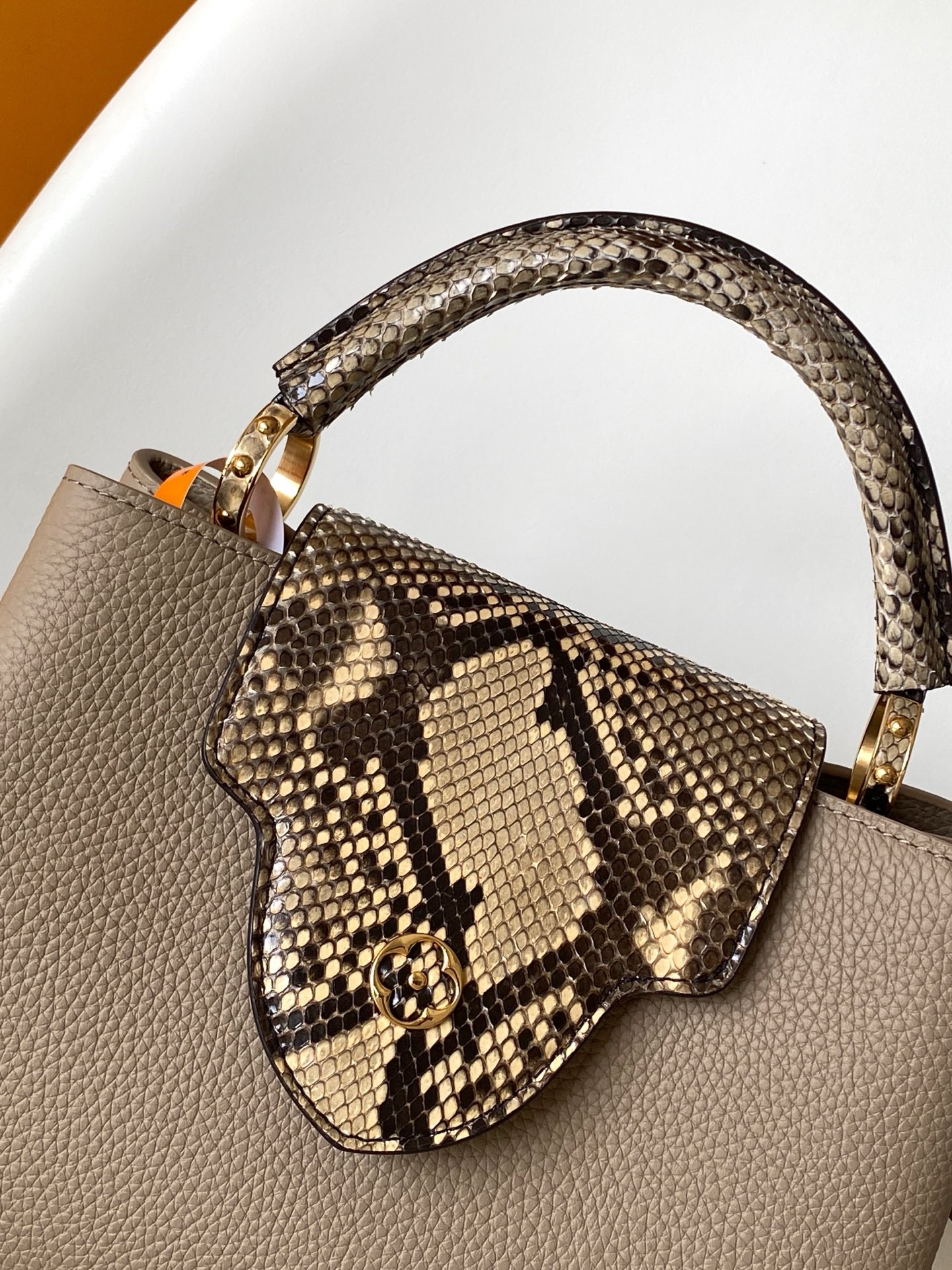 p1000💰N85515白色 N85514黑色 N85513黑色 白丽 N85516黑色 N85517 灰色 特级原厂 动态163 2024 夏季款 Capucines 迷你手袋取材 Taurillon 牛皮革，再以华美蟒蛇皮革包裹手柄及 LV 字母，为标志性设计融入异域风情。可拆卸肩带实现舒适肩背或斜挎体验。
21.0 x 13.6 x 8.0 厘米 (长 x 高 x 宽)
27.0 x 17.3 x 9.0 厘米 (长 x 高 x 宽)
	•	Taurillon 牛皮革
	•	Taurillon 牛皮革和蟒蛇皮革饰边
	•	牛皮革内衬
	•	金属件
	•	翻盖可置于内侧或外侧 
	•	内隔层配有拉链袋和贴袋
	•	金属底钉
	•	肩带：可拆卸，可调节
	•	包带半长：46.5 厘米
	•	包带半长可调至：54.0 厘米
	•	手柄：单手柄