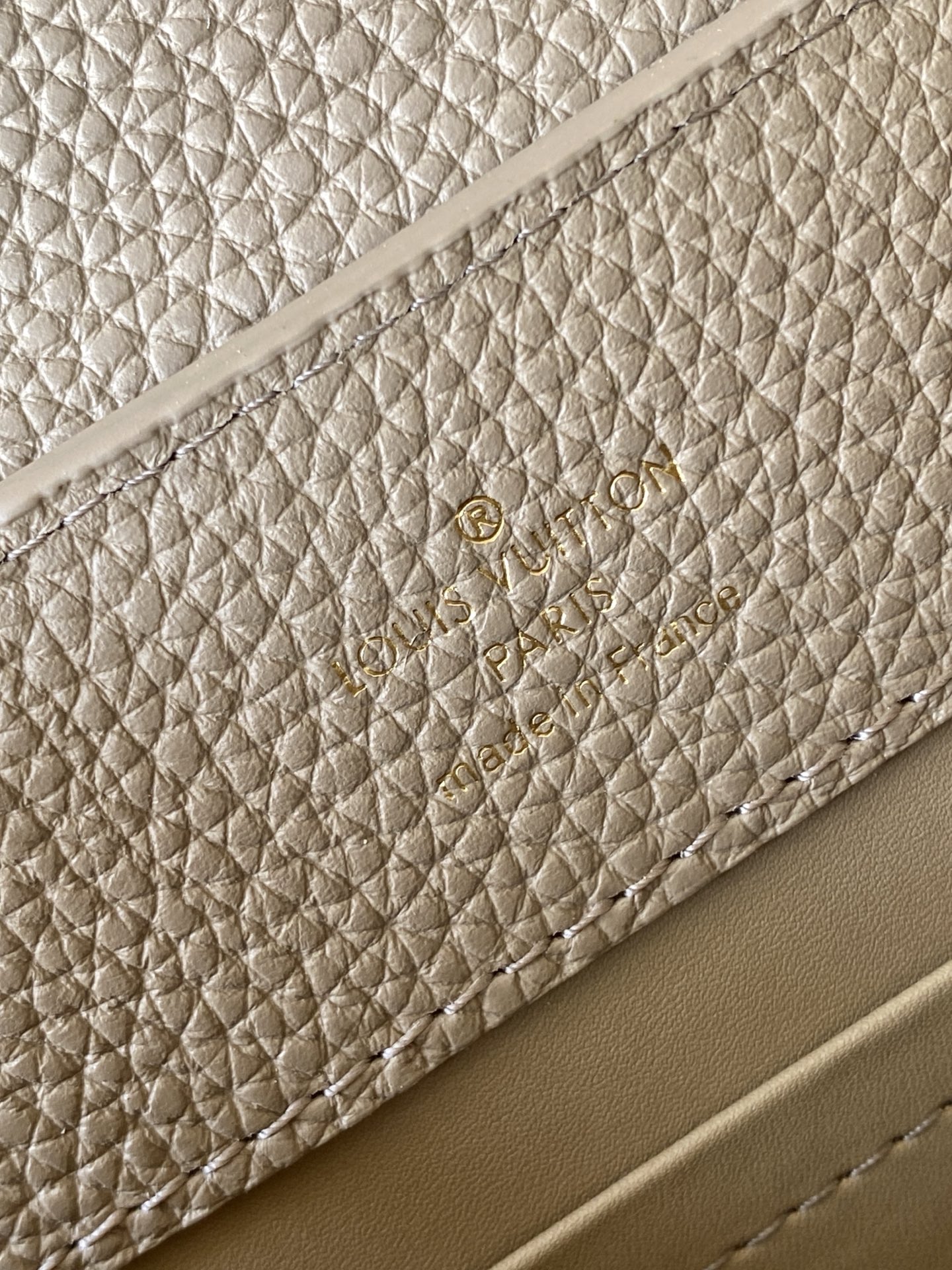 p1000💰N85515白色 N85514黑色 N85513黑色 白丽 N85516黑色 N85517 灰色 特级原厂 动态163 2024 夏季款 Capucines 迷你手袋取材 Taurillon 牛皮革，再以华美蟒蛇皮革包裹手柄及 LV 字母，为标志性设计融入异域风情。可拆卸肩带实现舒适肩背或斜挎体验。
21.0 x 13.6 x 8.0 厘米 (长 x 高 x 宽)
27.0 x 17.3 x 9.0 厘米 (长 x 高 x 宽)
	•	Taurillon 牛皮革
	•	Taurillon 牛皮革和蟒蛇皮革饰边
	•	牛皮革内衬
	•	金属件
	•	翻盖可置于内侧或外侧 
	•	内隔层配有拉链袋和贴袋
	•	金属底钉
	•	肩带：可拆卸，可调节
	•	包带半长：46.5 厘米
	•	包带半长可调至：54.0 厘米
	•	手柄：单手柄