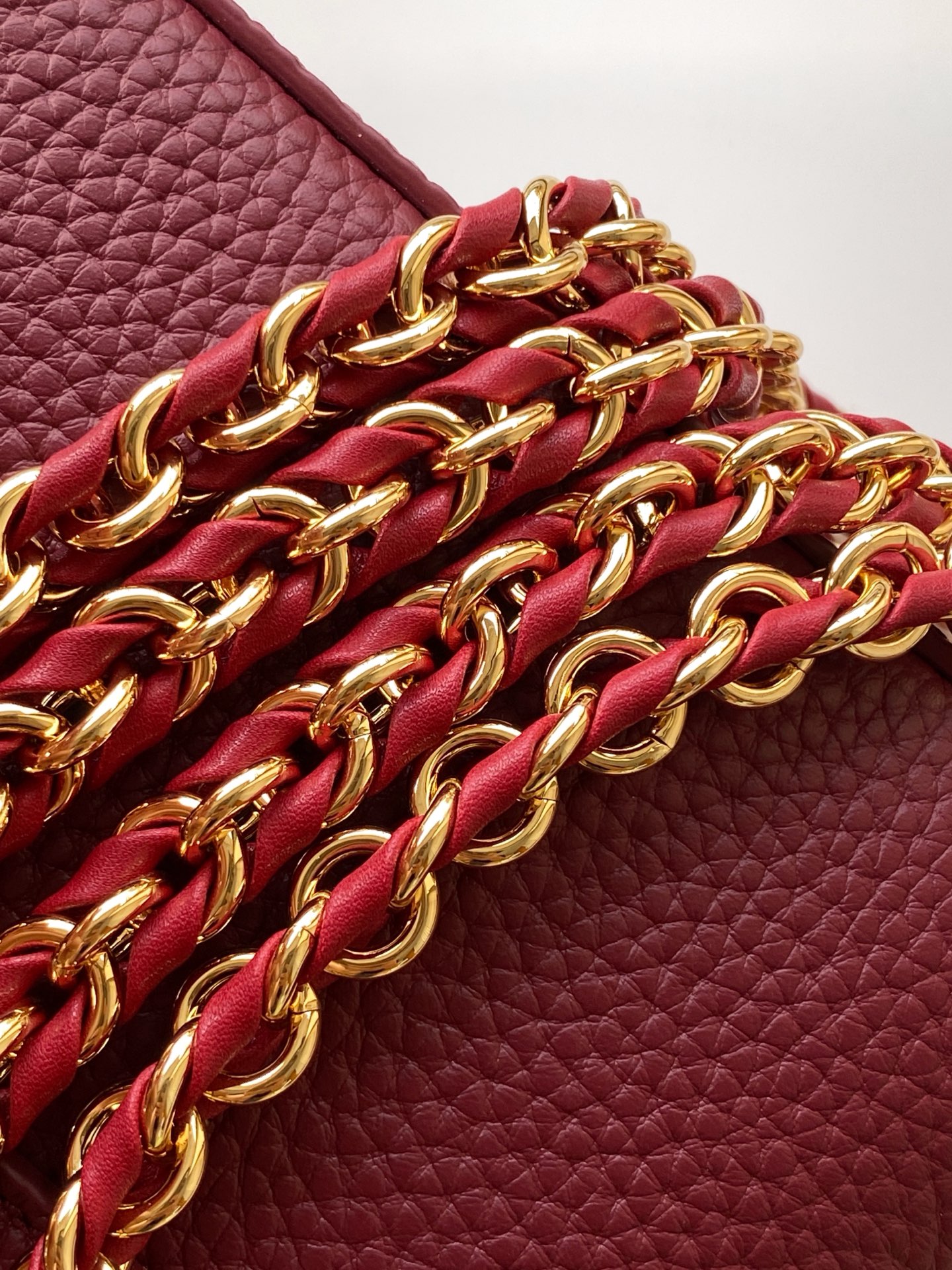 p980💰 动态163c01特级原厂皮 动态变码
M24583金属色 M24584枣红 M24585黑色本款 Capucines BB 手袋以莹润贝壳描绘 Monogram 花卉于上缘的悠然绽放，与宛如珠宝般的 LV 字母互为映衬，彰显路易威登的柔美格调。顶部手柄和可拆卸纤细肩带提供多种背携选择。
27.0 x 17.3 x 9.0 厘米 (长 x 高 x 宽)
21.0 x 13.6 x 8.0 厘米 (长 x 高 x 宽)
16.3 x 11.0 x 6.5 厘米 (长 x 高 x 宽)
	•	Taurillon 牛皮革
	•	Taurillon 牛皮革饰边
	•	牛皮革内衬
	•	金属件配有贝壳
	•	翻盖可置于内侧或外侧
	•	隔层内配有拉链袋和贴袋
	•	金属底钉
	•	可收纳智能手机、短款钱夹和其他物品
	•	肩带：可拆卸，可调节
	•	包带半长：46.5 厘米
	•	包带半长可调至：55.0 厘米
	•	手柄：单手柄