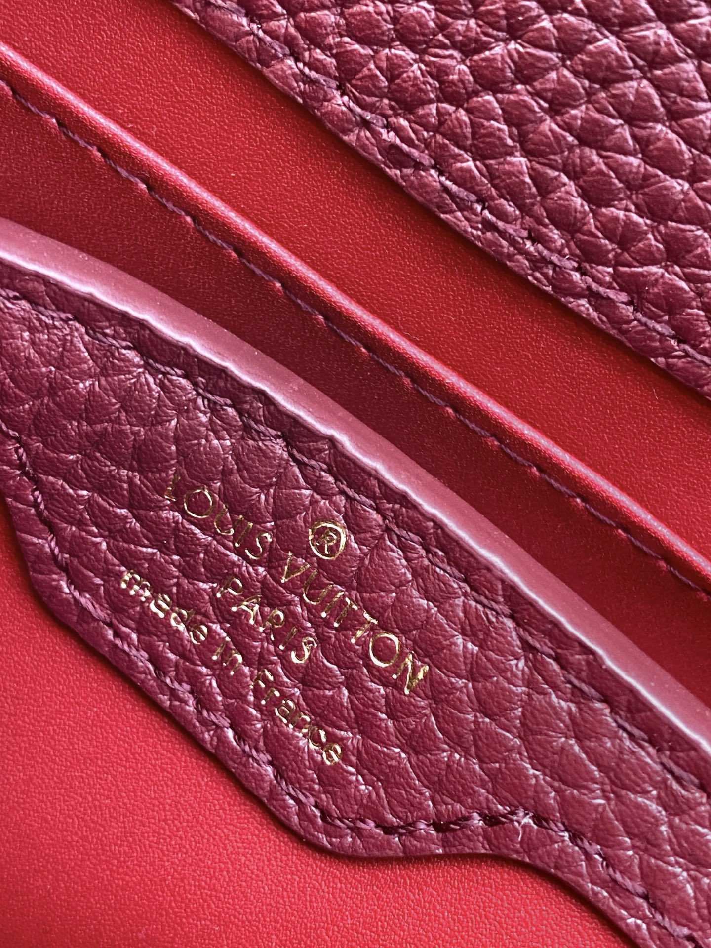 p980💰 动态163c01特级原厂皮 动态变码
M24583金属色 M24584枣红 M24585黑色本款 Capucines BB 手袋以莹润贝壳描绘 Monogram 花卉于上缘的悠然绽放，与宛如珠宝般的 LV 字母互为映衬，彰显路易威登的柔美格调。顶部手柄和可拆卸纤细肩带提供多种背携选择。
27.0 x 17.3 x 9.0 厘米 (长 x 高 x 宽)
21.0 x 13.6 x 8.0 厘米 (长 x 高 x 宽)
16.3 x 11.0 x 6.5 厘米 (长 x 高 x 宽)
	•	Taurillon 牛皮革
	•	Taurillon 牛皮革饰边
	•	牛皮革内衬
	•	金属件配有贝壳
	•	翻盖可置于内侧或外侧
	•	隔层内配有拉链袋和贴袋
	•	金属底钉
	•	可收纳智能手机、短款钱夹和其他物品
	•	肩带：可拆卸，可调节
	•	包带半长：46.5 厘米
	•	包带半长可调至：55.0 厘米
	•	手柄：单手柄