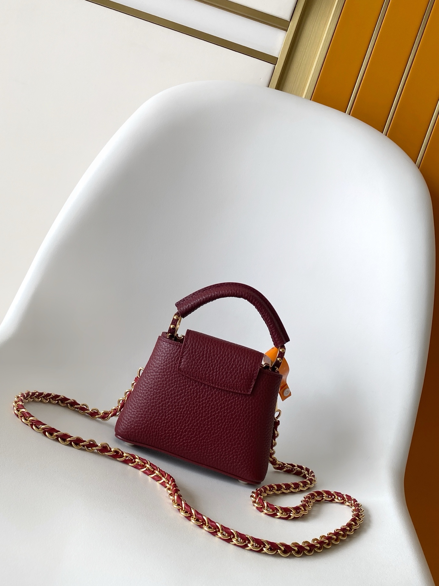 p980💰 动态163c01特级原厂皮 动态变码
M24583金属色 M24584枣红 M24585黑色本款 Capucines BB 手袋以莹润贝壳描绘 Monogram 花卉于上缘的悠然绽放，与宛如珠宝般的 LV 字母互为映衬，彰显路易威登的柔美格调。顶部手柄和可拆卸纤细肩带提供多种背携选择。
27.0 x 17.3 x 9.0 厘米 (长 x 高 x 宽)
21.0 x 13.6 x 8.0 厘米 (长 x 高 x 宽)
16.3 x 11.0 x 6.5 厘米 (长 x 高 x 宽)
	•	Taurillon 牛皮革
	•	Taurillon 牛皮革饰边
	•	牛皮革内衬
	•	金属件配有贝壳
	•	翻盖可置于内侧或外侧
	•	隔层内配有拉链袋和贴袋
	•	金属底钉
	•	可收纳智能手机、短款钱夹和其他物品
	•	肩带：可拆卸，可调节
	•	包带半长：46.5 厘米
	•	包带半长可调至：55.0 厘米
	•	手柄：单手柄