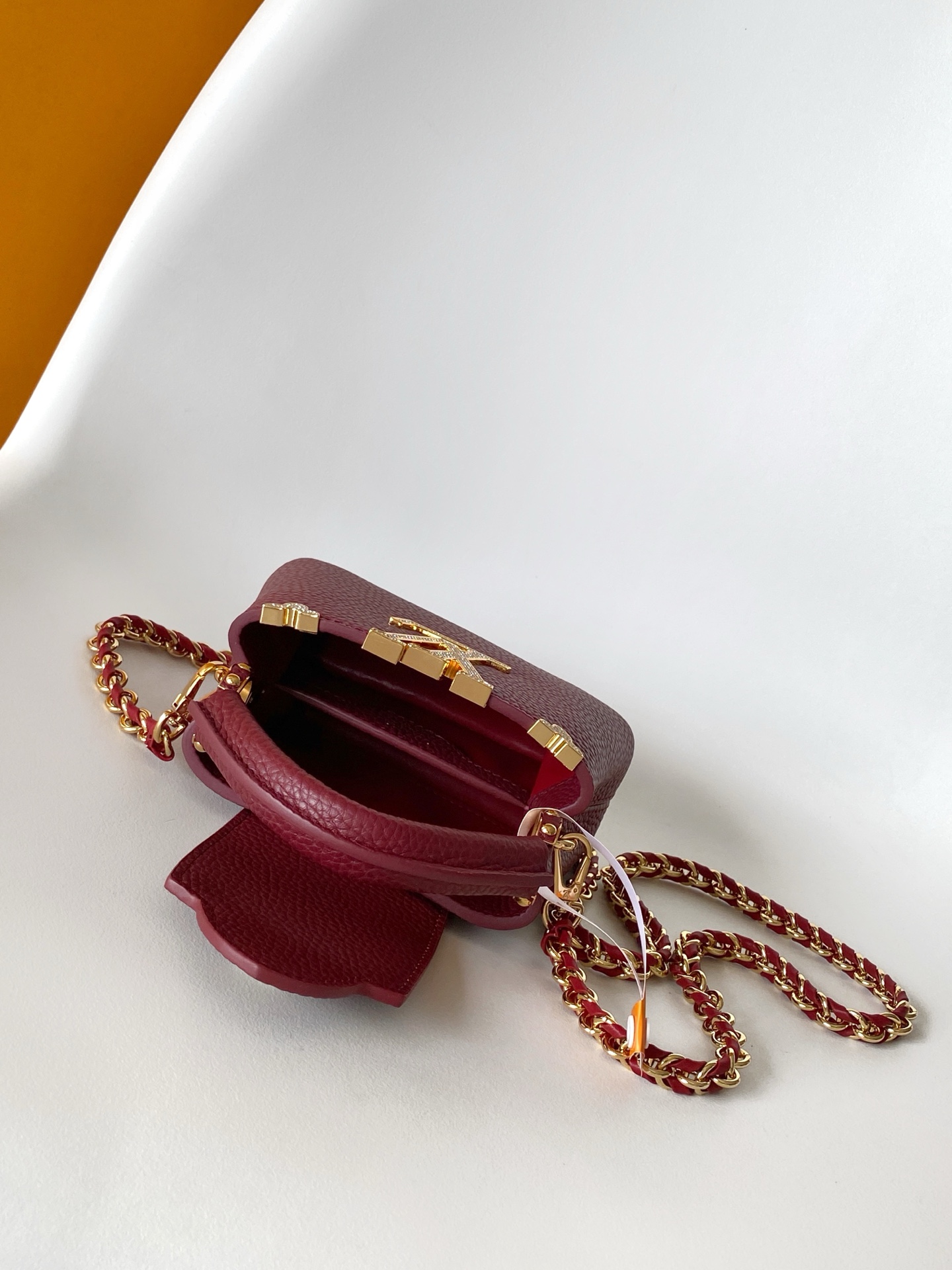 p980💰 动态163c01特级原厂皮 动态变码
M24583金属色 M24584枣红 M24585黑色本款 Capucines BB 手袋以莹润贝壳描绘 Monogram 花卉于上缘的悠然绽放，与宛如珠宝般的 LV 字母互为映衬，彰显路易威登的柔美格调。顶部手柄和可拆卸纤细肩带提供多种背携选择。
27.0 x 17.3 x 9.0 厘米 (长 x 高 x 宽)
21.0 x 13.6 x 8.0 厘米 (长 x 高 x 宽)
16.3 x 11.0 x 6.5 厘米 (长 x 高 x 宽)
	•	Taurillon 牛皮革
	•	Taurillon 牛皮革饰边
	•	牛皮革内衬
	•	金属件配有贝壳
	•	翻盖可置于内侧或外侧
	•	隔层内配有拉链袋和贴袋
	•	金属底钉
	•	可收纳智能手机、短款钱夹和其他物品
	•	肩带：可拆卸，可调节
	•	包带半长：46.5 厘米
	•	包带半长可调至：55.0 厘米
	•	手柄：单手柄