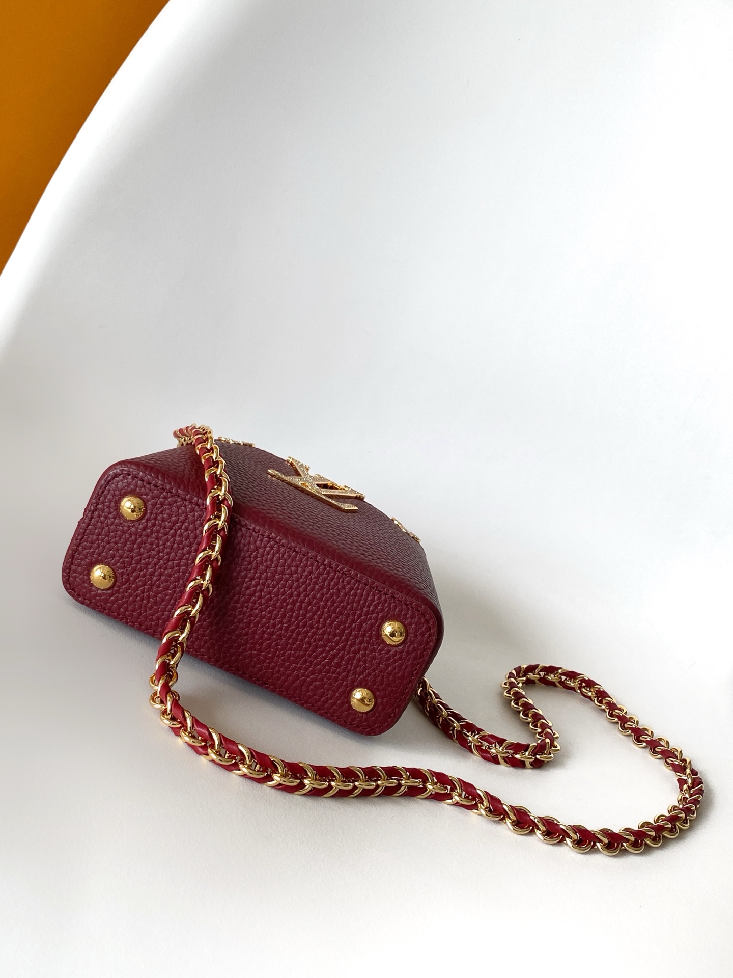 p980💰 动态163c01特级原厂皮 动态变码
M24583金属色 M24584枣红 M24585黑色本款 Capucines BB 手袋以莹润贝壳描绘 Monogram 花卉于上缘的悠然绽放，与宛如珠宝般的 LV 字母互为映衬，彰显路易威登的柔美格调。顶部手柄和可拆卸纤细肩带提供多种背携选择。
27.0 x 17.3 x 9.0 厘米 (长 x 高 x 宽)
21.0 x 13.6 x 8.0 厘米 (长 x 高 x 宽)
16.3 x 11.0 x 6.5 厘米 (长 x 高 x 宽)
	•	Taurillon 牛皮革
	•	Taurillon 牛皮革饰边
	•	牛皮革内衬
	•	金属件配有贝壳
	•	翻盖可置于内侧或外侧
	•	隔层内配有拉链袋和贴袋
	•	金属底钉
	•	可收纳智能手机、短款钱夹和其他物品
	•	肩带：可拆卸，可调节
	•	包带半长：46.5 厘米
	•	包带半长可调至：55.0 厘米
	•	手柄：单手柄