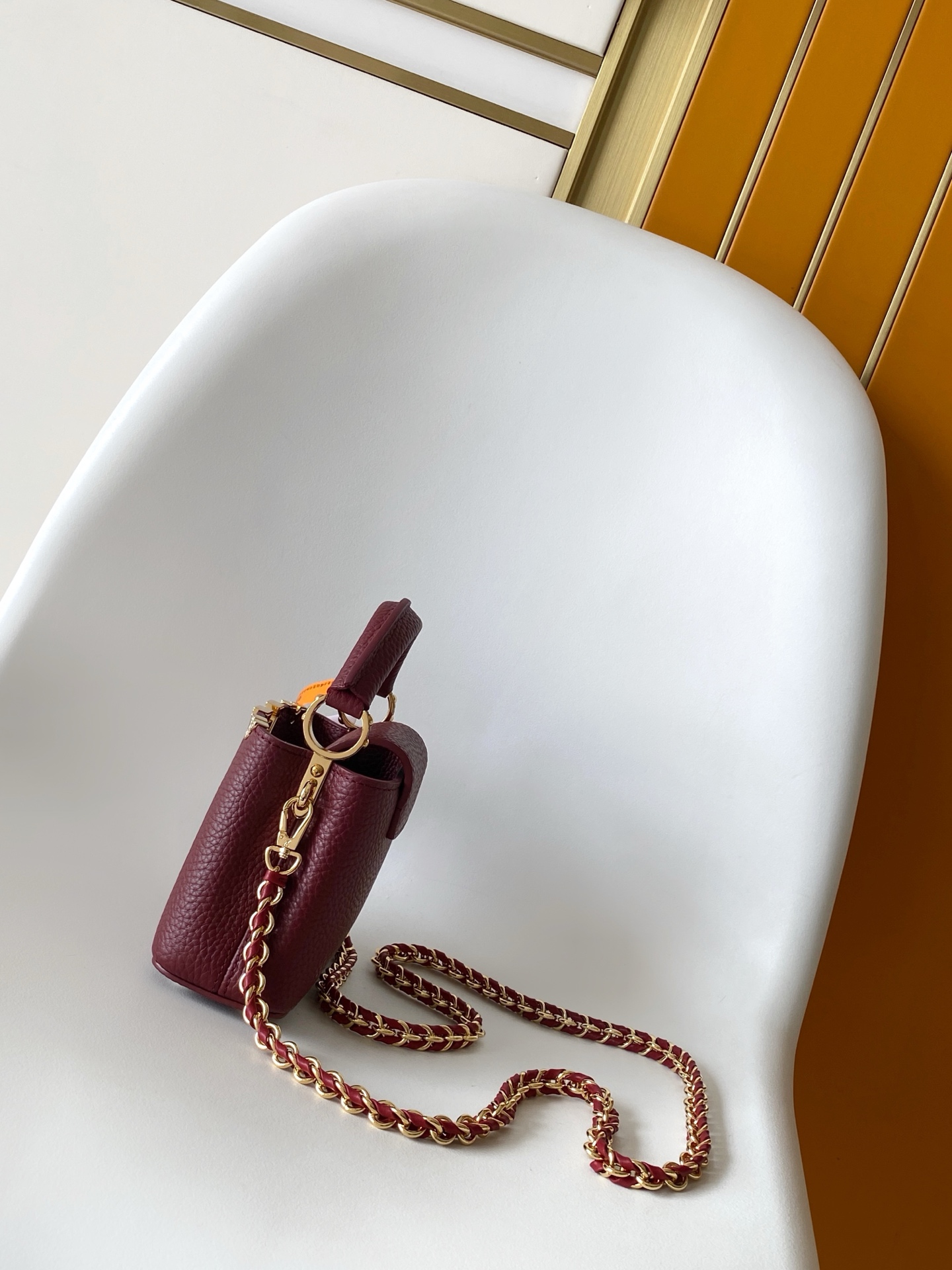 p980💰 动态163c01特级原厂皮 动态变码
M24583金属色 M24584枣红 M24585黑色本款 Capucines BB 手袋以莹润贝壳描绘 Monogram 花卉于上缘的悠然绽放，与宛如珠宝般的 LV 字母互为映衬，彰显路易威登的柔美格调。顶部手柄和可拆卸纤细肩带提供多种背携选择。
27.0 x 17.3 x 9.0 厘米 (长 x 高 x 宽)
21.0 x 13.6 x 8.0 厘米 (长 x 高 x 宽)
16.3 x 11.0 x 6.5 厘米 (长 x 高 x 宽)
	•	Taurillon 牛皮革
	•	Taurillon 牛皮革饰边
	•	牛皮革内衬
	•	金属件配有贝壳
	•	翻盖可置于内侧或外侧
	•	隔层内配有拉链袋和贴袋
	•	金属底钉
	•	可收纳智能手机、短款钱夹和其他物品
	•	肩带：可拆卸，可调节
	•	包带半长：46.5 厘米
	•	包带半长可调至：55.0 厘米
	•	手柄：单手柄