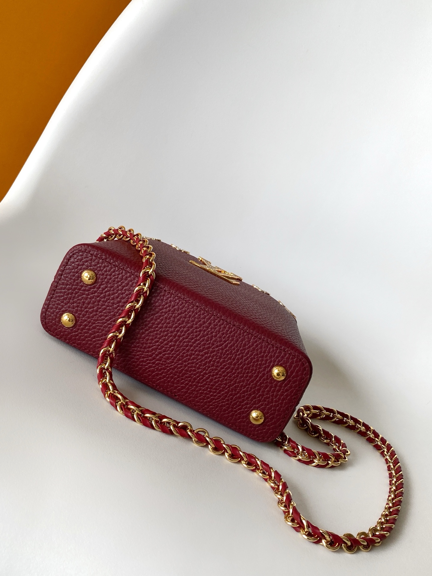 p980💰 动态163c01特级原厂皮 动态变码
M24583金属色 M24584枣红 M24585黑色本款 Capucines BB 手袋以莹润贝壳描绘 Monogram 花卉于上缘的悠然绽放，与宛如珠宝般的 LV 字母互为映衬，彰显路易威登的柔美格调。顶部手柄和可拆卸纤细肩带提供多种背携选择。
27.0 x 17.3 x 9.0 厘米 (长 x 高 x 宽)
21.0 x 13.6 x 8.0 厘米 (长 x 高 x 宽)
16.3 x 11.0 x 6.5 厘米 (长 x 高 x 宽)
	•	Taurillon 牛皮革
	•	Taurillon 牛皮革饰边
	•	牛皮革内衬
	•	金属件配有贝壳
	•	翻盖可置于内侧或外侧
	•	隔层内配有拉链袋和贴袋
	•	金属底钉
	•	可收纳智能手机、短款钱夹和其他物品
	•	肩带：可拆卸，可调节
	•	包带半长：46.5 厘米
	•	包带半长可调至：55.0 厘米
	•	手柄：单手柄