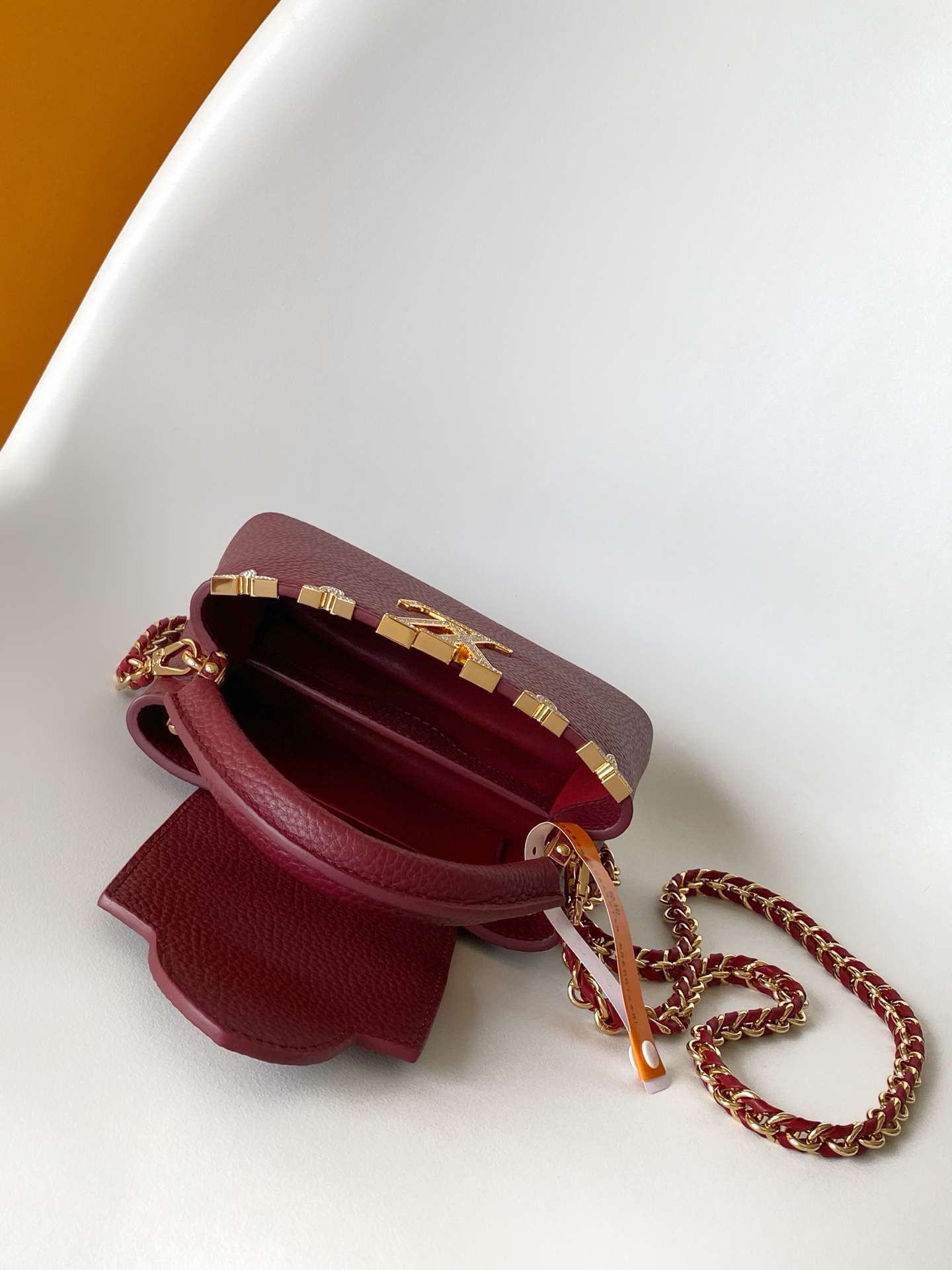 p980💰 动态163c01特级原厂皮 动态变码
M24583金属色 M24584枣红 M24585黑色本款 Capucines BB 手袋以莹润贝壳描绘 Monogram 花卉于上缘的悠然绽放，与宛如珠宝般的 LV 字母互为映衬，彰显路易威登的柔美格调。顶部手柄和可拆卸纤细肩带提供多种背携选择。
27.0 x 17.3 x 9.0 厘米 (长 x 高 x 宽)
21.0 x 13.6 x 8.0 厘米 (长 x 高 x 宽)
16.3 x 11.0 x 6.5 厘米 (长 x 高 x 宽)
	•	Taurillon 牛皮革
	•	Taurillon 牛皮革饰边
	•	牛皮革内衬
	•	金属件配有贝壳
	•	翻盖可置于内侧或外侧
	•	隔层内配有拉链袋和贴袋
	•	金属底钉
	•	可收纳智能手机、短款钱夹和其他物品
	•	肩带：可拆卸，可调节
	•	包带半长：46.5 厘米
	•	包带半长可调至：55.0 厘米
	•	手柄：单手柄