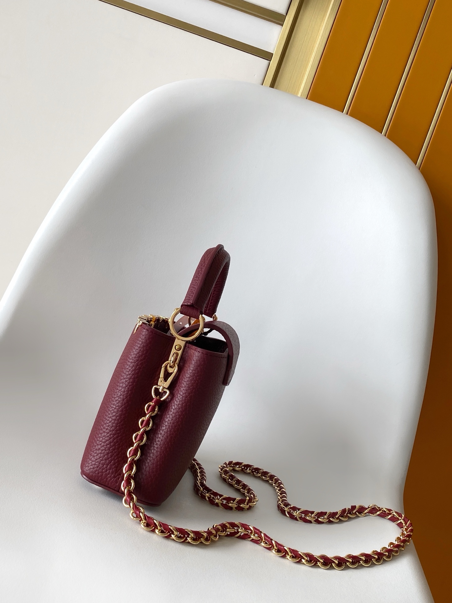 p980💰 动态163c01特级原厂皮 动态变码
M24583金属色 M24584枣红 M24585黑色本款 Capucines BB 手袋以莹润贝壳描绘 Monogram 花卉于上缘的悠然绽放，与宛如珠宝般的 LV 字母互为映衬，彰显路易威登的柔美格调。顶部手柄和可拆卸纤细肩带提供多种背携选择。
27.0 x 17.3 x 9.0 厘米 (长 x 高 x 宽)
21.0 x 13.6 x 8.0 厘米 (长 x 高 x 宽)
16.3 x 11.0 x 6.5 厘米 (长 x 高 x 宽)
	•	Taurillon 牛皮革
	•	Taurillon 牛皮革饰边
	•	牛皮革内衬
	•	金属件配有贝壳
	•	翻盖可置于内侧或外侧
	•	隔层内配有拉链袋和贴袋
	•	金属底钉
	•	可收纳智能手机、短款钱夹和其他物品
	•	肩带：可拆卸，可调节
	•	包带半长：46.5 厘米
	•	包带半长可调至：55.0 厘米
	•	手柄：单手柄