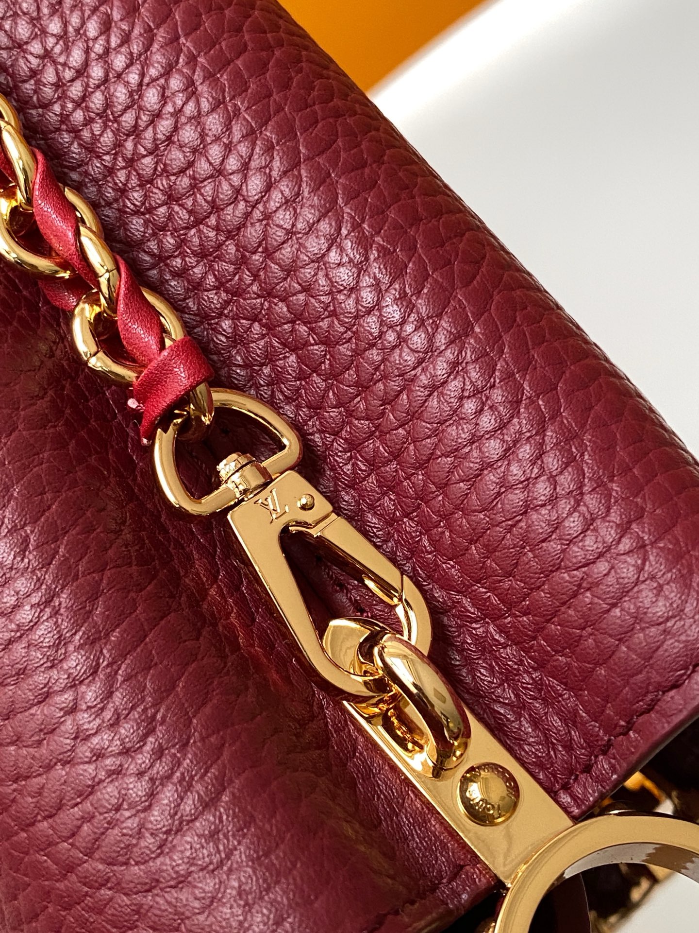 p980💰 动态163c01特级原厂皮 动态变码
M24583金属色 M24584枣红 M24585黑色本款 Capucines BB 手袋以莹润贝壳描绘 Monogram 花卉于上缘的悠然绽放，与宛如珠宝般的 LV 字母互为映衬，彰显路易威登的柔美格调。顶部手柄和可拆卸纤细肩带提供多种背携选择。
27.0 x 17.3 x 9.0 厘米 (长 x 高 x 宽)
21.0 x 13.6 x 8.0 厘米 (长 x 高 x 宽)
16.3 x 11.0 x 6.5 厘米 (长 x 高 x 宽)
	•	Taurillon 牛皮革
	•	Taurillon 牛皮革饰边
	•	牛皮革内衬
	•	金属件配有贝壳
	•	翻盖可置于内侧或外侧
	•	隔层内配有拉链袋和贴袋
	•	金属底钉
	•	可收纳智能手机、短款钱夹和其他物品
	•	肩带：可拆卸，可调节
	•	包带半长：46.5 厘米
	•	包带半长可调至：55.0 厘米
	•	手柄：单手柄