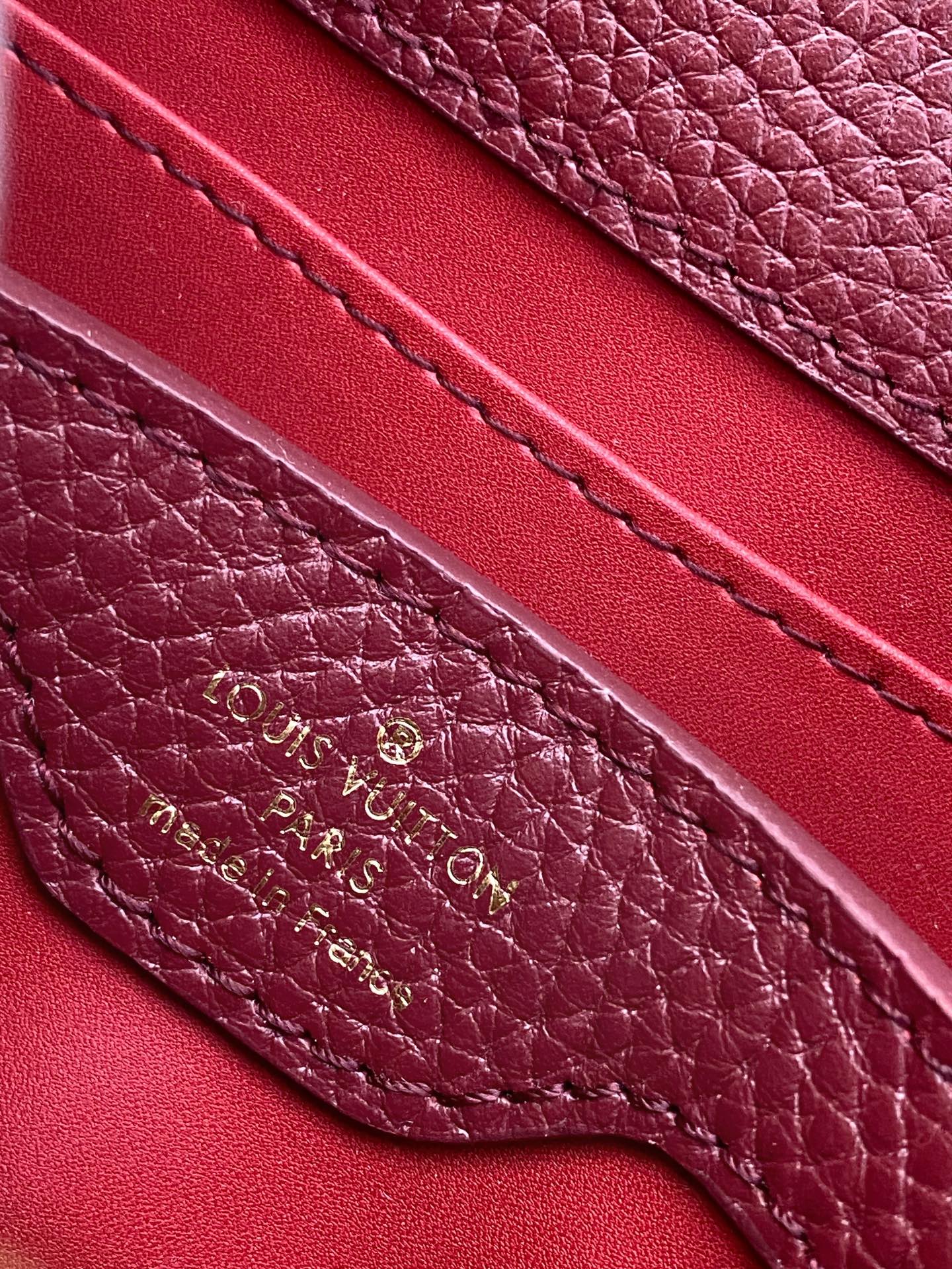 p980💰 动态163c01特级原厂皮 动态变码
M24583金属色 M24584枣红 M24585黑色本款 Capucines BB 手袋以莹润贝壳描绘 Monogram 花卉于上缘的悠然绽放，与宛如珠宝般的 LV 字母互为映衬，彰显路易威登的柔美格调。顶部手柄和可拆卸纤细肩带提供多种背携选择。
27.0 x 17.3 x 9.0 厘米 (长 x 高 x 宽)
21.0 x 13.6 x 8.0 厘米 (长 x 高 x 宽)
16.3 x 11.0 x 6.5 厘米 (长 x 高 x 宽)
	•	Taurillon 牛皮革
	•	Taurillon 牛皮革饰边
	•	牛皮革内衬
	•	金属件配有贝壳
	•	翻盖可置于内侧或外侧
	•	隔层内配有拉链袋和贴袋
	•	金属底钉
	•	可收纳智能手机、短款钱夹和其他物品
	•	肩带：可拆卸，可调节
	•	包带半长：46.5 厘米
	•	包带半长可调至：55.0 厘米
	•	手柄：单手柄