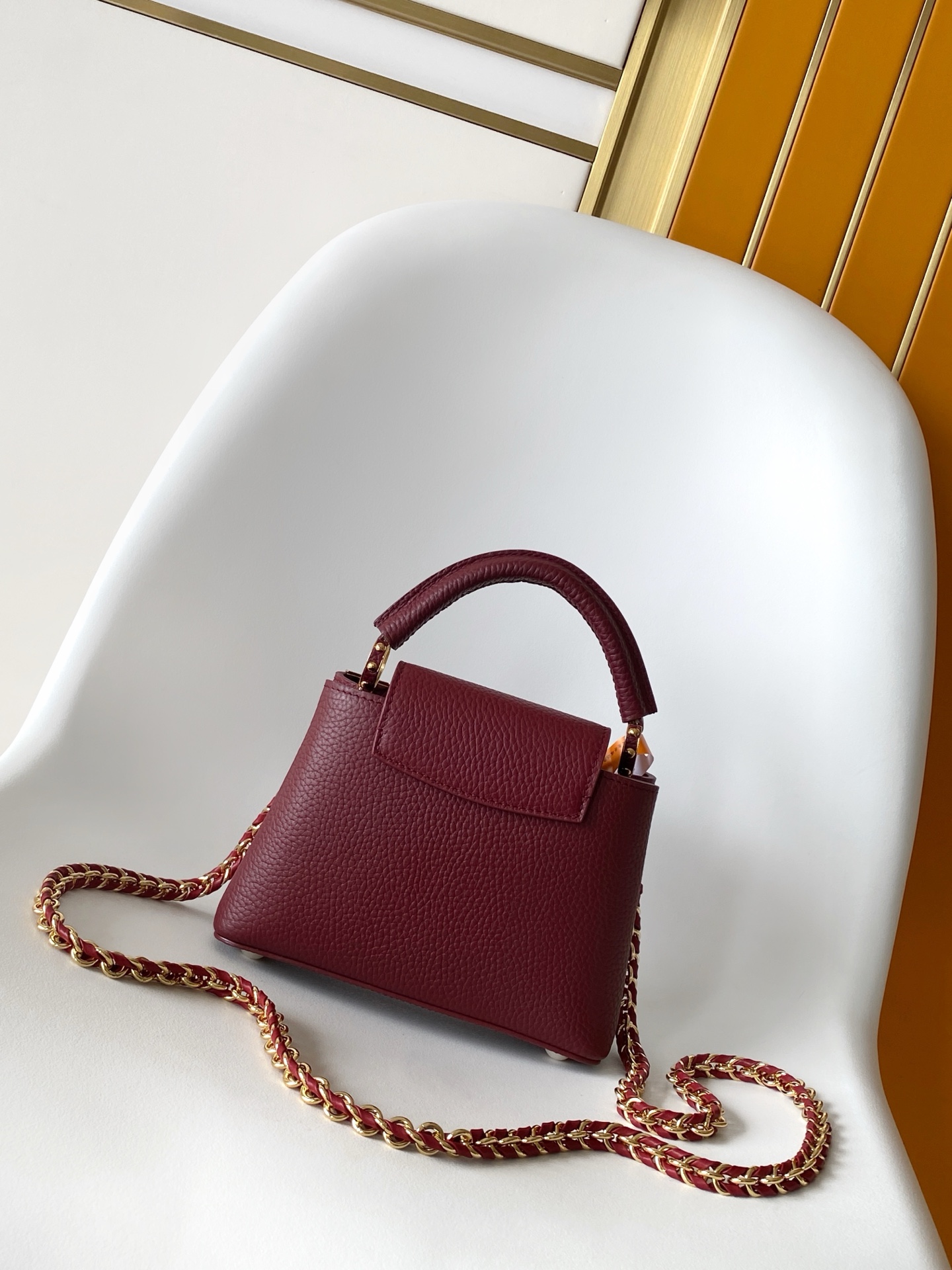 p980💰 动态163c01特级原厂皮 动态变码
M24583金属色 M24584枣红 M24585黑色本款 Capucines BB 手袋以莹润贝壳描绘 Monogram 花卉于上缘的悠然绽放，与宛如珠宝般的 LV 字母互为映衬，彰显路易威登的柔美格调。顶部手柄和可拆卸纤细肩带提供多种背携选择。
27.0 x 17.3 x 9.0 厘米 (长 x 高 x 宽)
21.0 x 13.6 x 8.0 厘米 (长 x 高 x 宽)
16.3 x 11.0 x 6.5 厘米 (长 x 高 x 宽)
	•	Taurillon 牛皮革
	•	Taurillon 牛皮革饰边
	•	牛皮革内衬
	•	金属件配有贝壳
	•	翻盖可置于内侧或外侧
	•	隔层内配有拉链袋和贴袋
	•	金属底钉
	•	可收纳智能手机、短款钱夹和其他物品
	•	肩带：可拆卸，可调节
	•	包带半长：46.5 厘米
	•	包带半长可调至：55.0 厘米
	•	手柄：单手柄