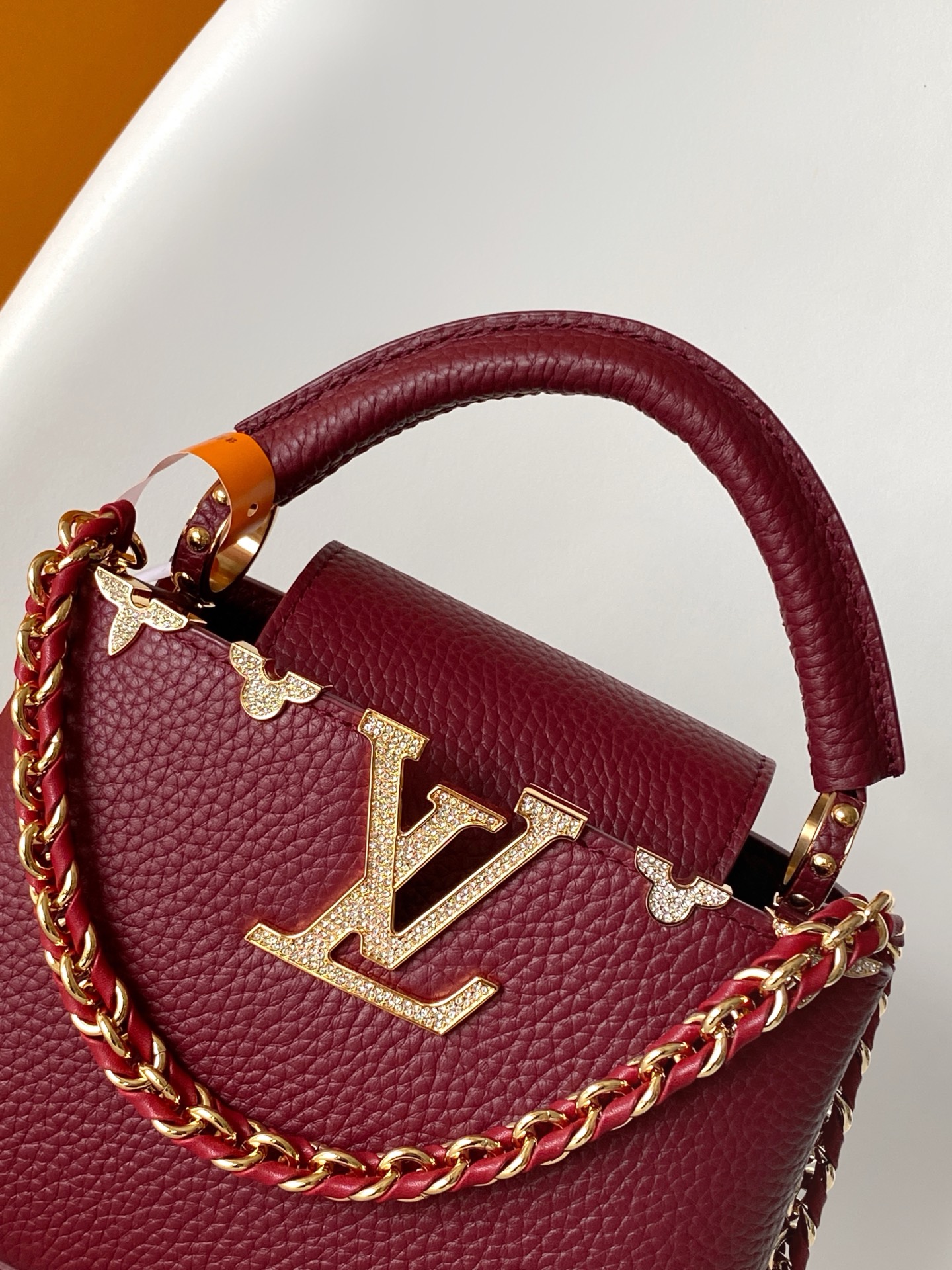 p980💰 动态163c01特级原厂皮 动态变码
M24583金属色 M24584枣红 M24585黑色本款 Capucines BB 手袋以莹润贝壳描绘 Monogram 花卉于上缘的悠然绽放，与宛如珠宝般的 LV 字母互为映衬，彰显路易威登的柔美格调。顶部手柄和可拆卸纤细肩带提供多种背携选择。
27.0 x 17.3 x 9.0 厘米 (长 x 高 x 宽)
21.0 x 13.6 x 8.0 厘米 (长 x 高 x 宽)
16.3 x 11.0 x 6.5 厘米 (长 x 高 x 宽)
	•	Taurillon 牛皮革
	•	Taurillon 牛皮革饰边
	•	牛皮革内衬
	•	金属件配有贝壳
	•	翻盖可置于内侧或外侧
	•	隔层内配有拉链袋和贴袋
	•	金属底钉
	•	可收纳智能手机、短款钱夹和其他物品
	•	肩带：可拆卸，可调节
	•	包带半长：46.5 厘米
	•	包带半长可调至：55.0 厘米
	•	手柄：单手柄