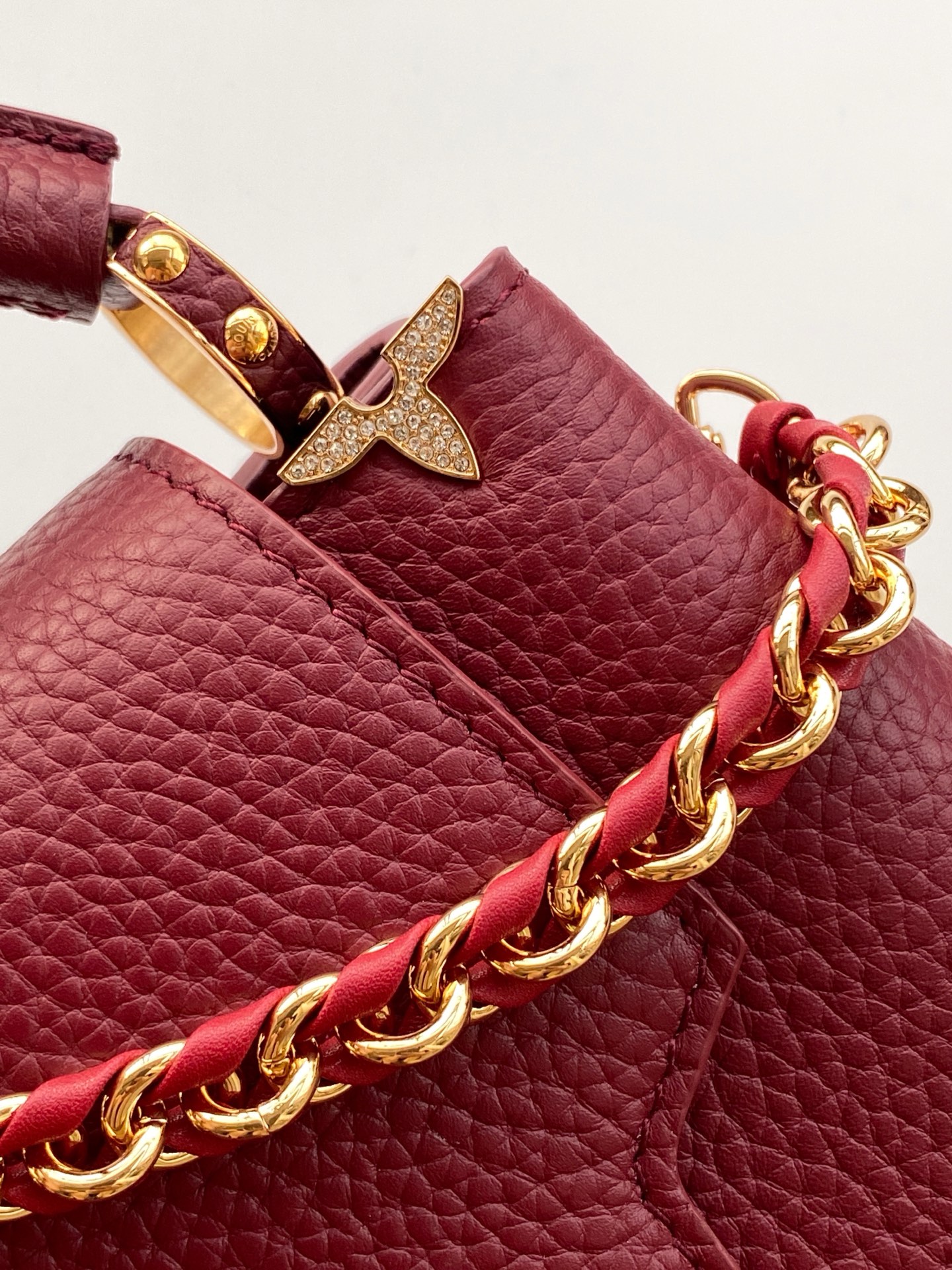 p980💰 动态163c01特级原厂皮 动态变码
M24583金属色 M24584枣红 M24585黑色本款 Capucines BB 手袋以莹润贝壳描绘 Monogram 花卉于上缘的悠然绽放，与宛如珠宝般的 LV 字母互为映衬，彰显路易威登的柔美格调。顶部手柄和可拆卸纤细肩带提供多种背携选择。
27.0 x 17.3 x 9.0 厘米 (长 x 高 x 宽)
21.0 x 13.6 x 8.0 厘米 (长 x 高 x 宽)
16.3 x 11.0 x 6.5 厘米 (长 x 高 x 宽)
	•	Taurillon 牛皮革
	•	Taurillon 牛皮革饰边
	•	牛皮革内衬
	•	金属件配有贝壳
	•	翻盖可置于内侧或外侧
	•	隔层内配有拉链袋和贴袋
	•	金属底钉
	•	可收纳智能手机、短款钱夹和其他物品
	•	肩带：可拆卸，可调节
	•	包带半长：46.5 厘米
	•	包带半长可调至：55.0 厘米
	•	手柄：单手柄