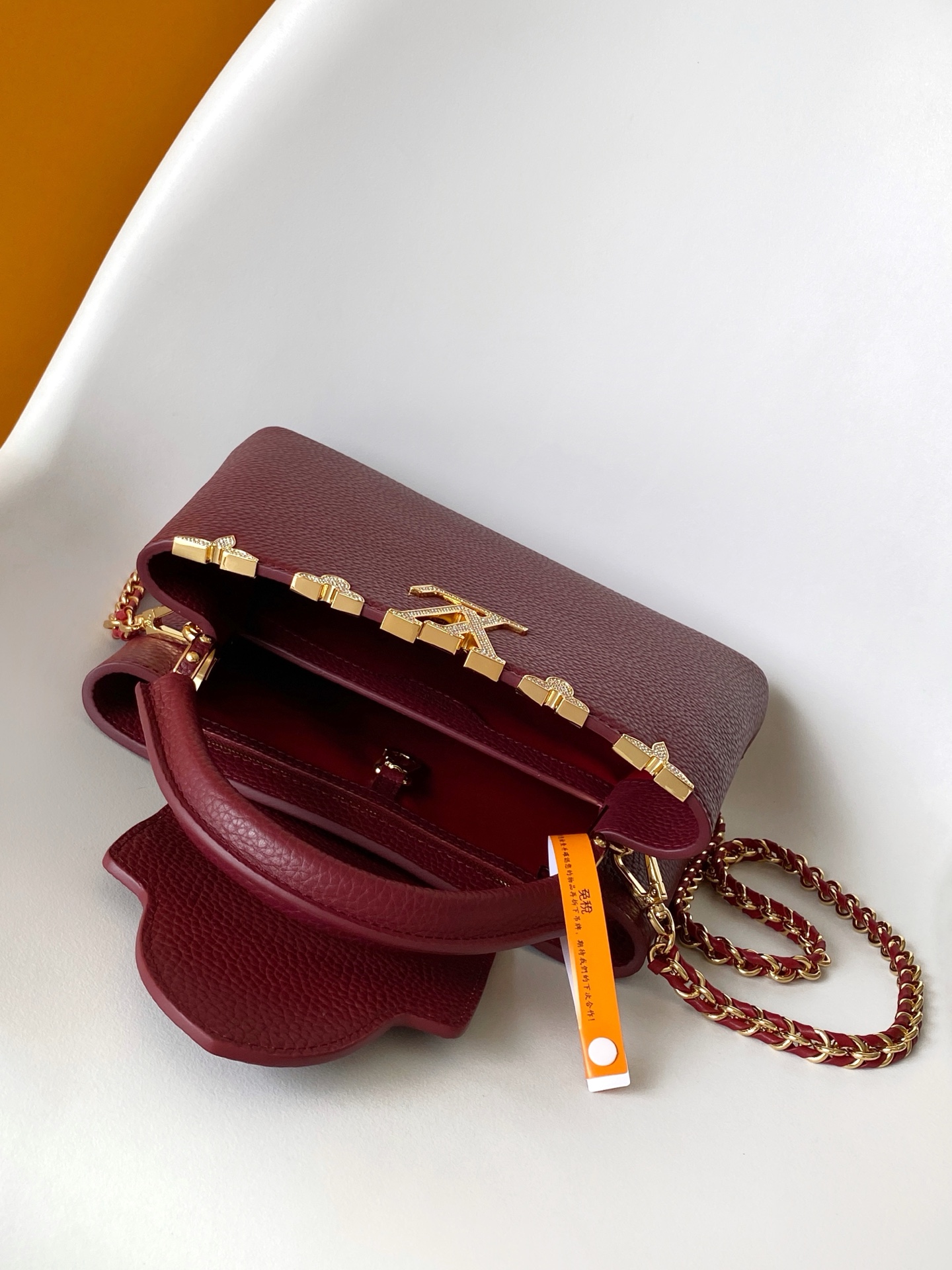 p1080💰 动态163c01特级原厂皮 动态变码
M24583金属色 M24584枣红 M24585黑色本款 Capucines BB 手袋以莹润贝壳描绘 Monogram 花卉于上缘的悠然绽放，与宛如珠宝般的 LV 字母互为映衬，彰显路易威登的柔美格调。顶部手柄和可拆卸纤细肩带提供多种背携选择。
27.0 x 17.3 x 9.0 厘米 (长 x 高 x 宽)
21.0 x 13.6 x 8.0 厘米 (长 x 高 x 宽)
16.3 x 11.0 x 6.5 厘米 (长 x 高 x 宽)
	•	Taurillon 牛皮革
	•	Taurillon 牛皮革饰边
	•	牛皮革内衬
	•	金属件配有贝壳
	•	翻盖可置于内侧或外侧
	•	隔层内配有拉链袋和贴袋
	•	金属底钉
	•	可收纳智能手机、短款钱夹和其他物品
	•	肩带：可拆卸，可调节
	•	包带半长：46.5 厘米
	•	包带半长可调至：55.0 厘米
	•	手柄：单手柄