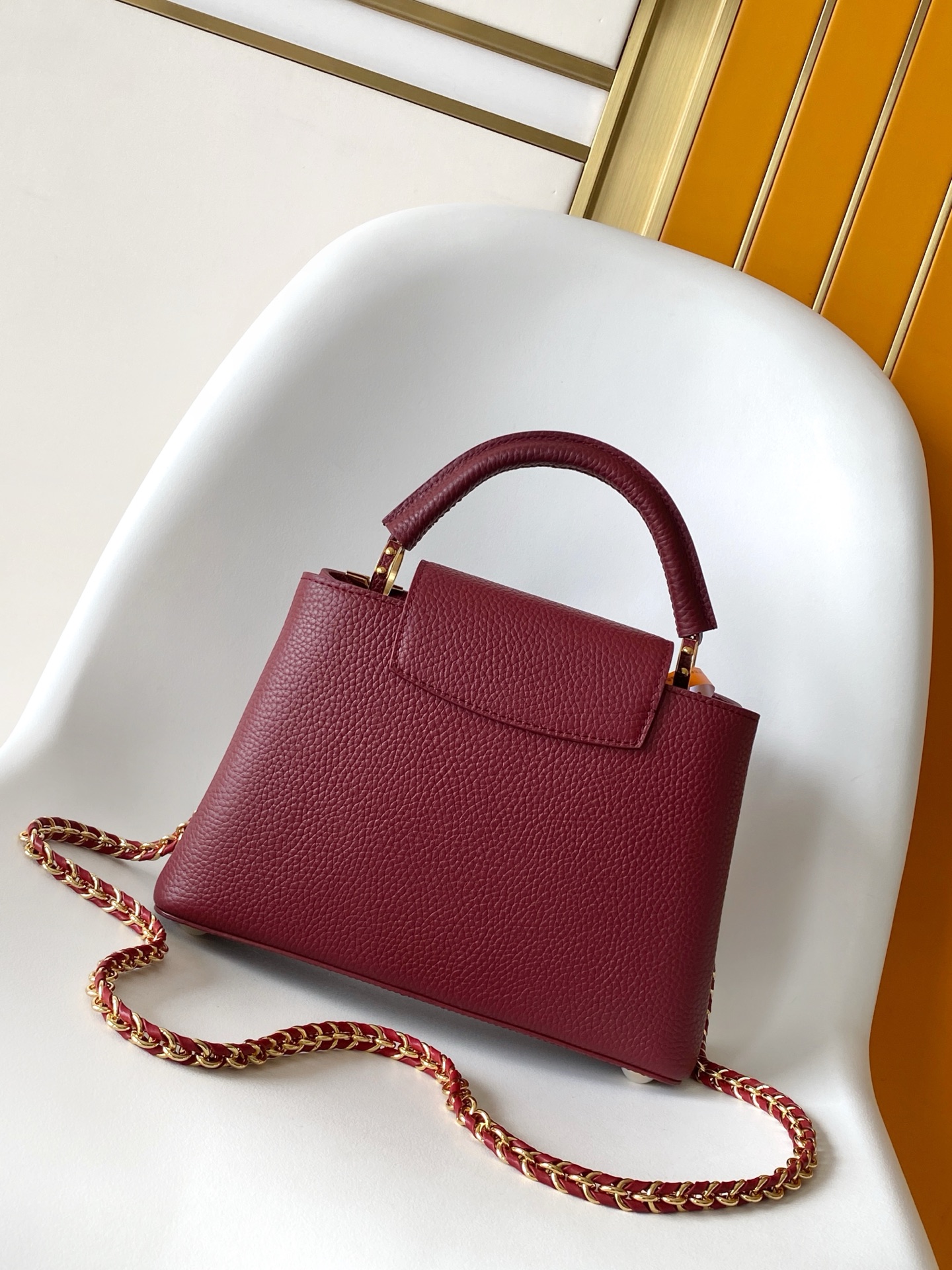 p1080💰 动态163c01特级原厂皮 动态变码
M24583金属色 M24584枣红 M24585黑色本款 Capucines BB 手袋以莹润贝壳描绘 Monogram 花卉于上缘的悠然绽放，与宛如珠宝般的 LV 字母互为映衬，彰显路易威登的柔美格调。顶部手柄和可拆卸纤细肩带提供多种背携选择。
27.0 x 17.3 x 9.0 厘米 (长 x 高 x 宽)
21.0 x 13.6 x 8.0 厘米 (长 x 高 x 宽)
16.3 x 11.0 x 6.5 厘米 (长 x 高 x 宽)
	•	Taurillon 牛皮革
	•	Taurillon 牛皮革饰边
	•	牛皮革内衬
	•	金属件配有贝壳
	•	翻盖可置于内侧或外侧
	•	隔层内配有拉链袋和贴袋
	•	金属底钉
	•	可收纳智能手机、短款钱夹和其他物品
	•	肩带：可拆卸，可调节
	•	包带半长：46.5 厘米
	•	包带半长可调至：55.0 厘米
	•	手柄：单手柄