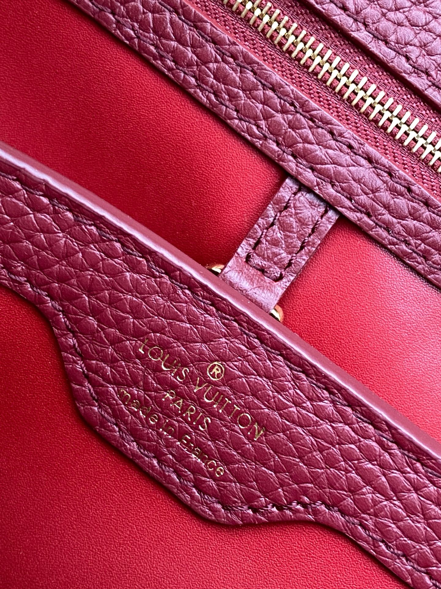 p1080💰 动态163c01特级原厂皮 动态变码
M24583金属色 M24584枣红 M24585黑色本款 Capucines BB 手袋以莹润贝壳描绘 Monogram 花卉于上缘的悠然绽放，与宛如珠宝般的 LV 字母互为映衬，彰显路易威登的柔美格调。顶部手柄和可拆卸纤细肩带提供多种背携选择。
27.0 x 17.3 x 9.0 厘米 (长 x 高 x 宽)
21.0 x 13.6 x 8.0 厘米 (长 x 高 x 宽)
16.3 x 11.0 x 6.5 厘米 (长 x 高 x 宽)
	•	Taurillon 牛皮革
	•	Taurillon 牛皮革饰边
	•	牛皮革内衬
	•	金属件配有贝壳
	•	翻盖可置于内侧或外侧
	•	隔层内配有拉链袋和贴袋
	•	金属底钉
	•	可收纳智能手机、短款钱夹和其他物品
	•	肩带：可拆卸，可调节
	•	包带半长：46.5 厘米
	•	包带半长可调至：55.0 厘米
	•	手柄：单手柄