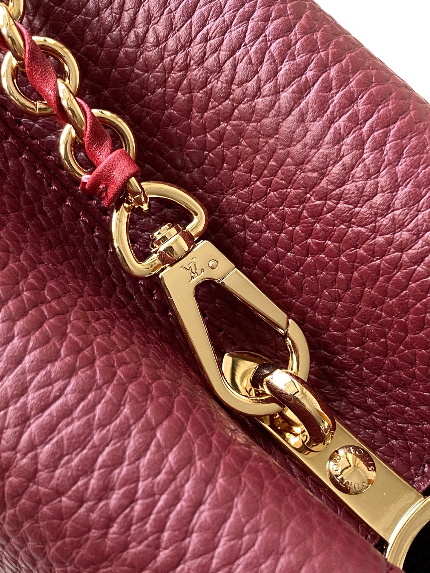 p1080💰 动态163c01特级原厂皮 动态变码
M24583金属色 M24584枣红 M24585黑色本款 Capucines BB 手袋以莹润贝壳描绘 Monogram 花卉于上缘的悠然绽放，与宛如珠宝般的 LV 字母互为映衬，彰显路易威登的柔美格调。顶部手柄和可拆卸纤细肩带提供多种背携选择。
27.0 x 17.3 x 9.0 厘米 (长 x 高 x 宽)
21.0 x 13.6 x 8.0 厘米 (长 x 高 x 宽)
16.3 x 11.0 x 6.5 厘米 (长 x 高 x 宽)
	•	Taurillon 牛皮革
	•	Taurillon 牛皮革饰边
	•	牛皮革内衬
	•	金属件配有贝壳
	•	翻盖可置于内侧或外侧
	•	隔层内配有拉链袋和贴袋
	•	金属底钉
	•	可收纳智能手机、短款钱夹和其他物品
	•	肩带：可拆卸，可调节
	•	包带半长：46.5 厘米
	•	包带半长可调至：55.0 厘米
	•	手柄：单手柄