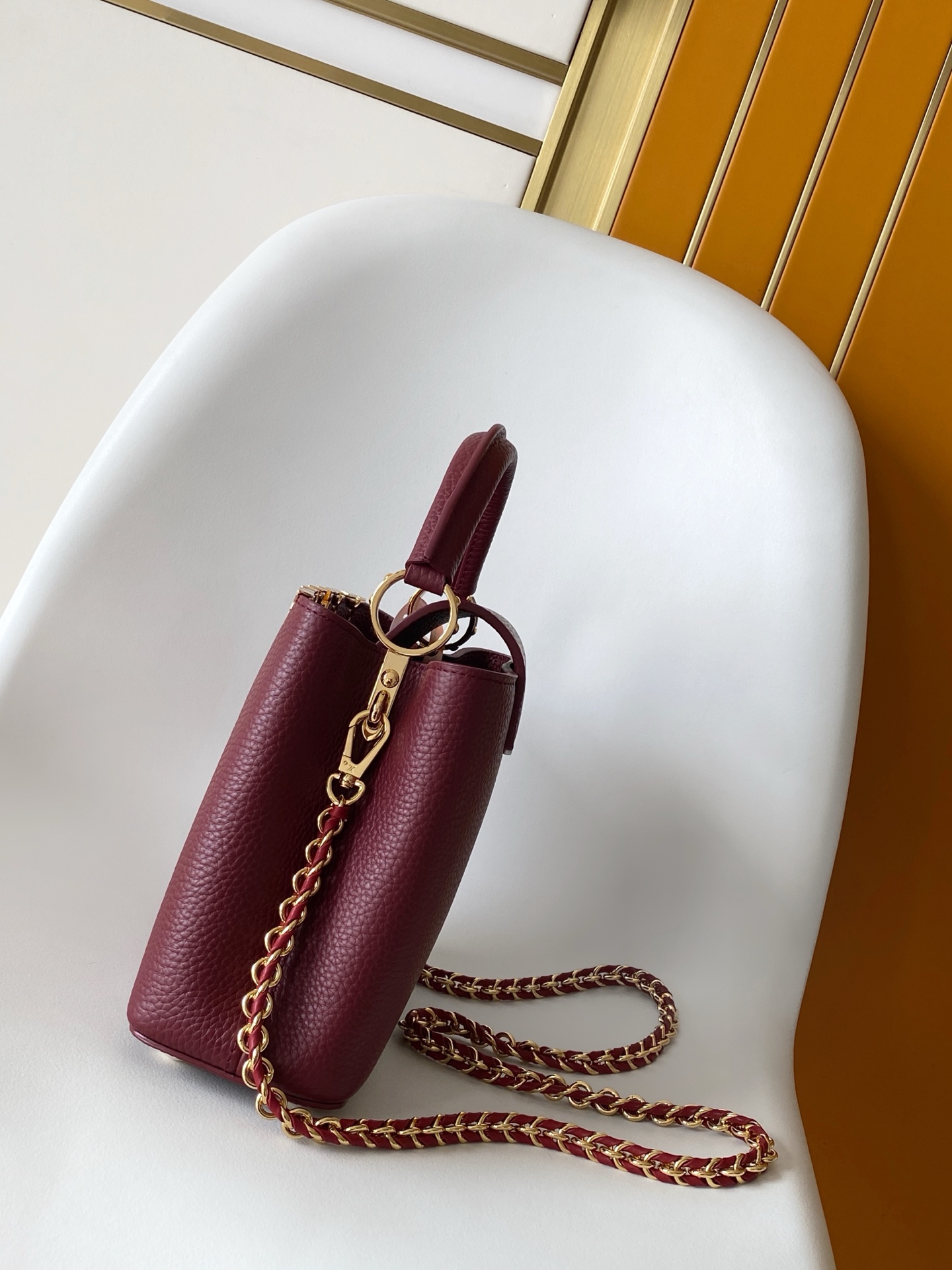 p1080💰 动态163c01特级原厂皮 动态变码
M24583金属色 M24584枣红 M24585黑色本款 Capucines BB 手袋以莹润贝壳描绘 Monogram 花卉于上缘的悠然绽放，与宛如珠宝般的 LV 字母互为映衬，彰显路易威登的柔美格调。顶部手柄和可拆卸纤细肩带提供多种背携选择。
27.0 x 17.3 x 9.0 厘米 (长 x 高 x 宽)
21.0 x 13.6 x 8.0 厘米 (长 x 高 x 宽)
16.3 x 11.0 x 6.5 厘米 (长 x 高 x 宽)
	•	Taurillon 牛皮革
	•	Taurillon 牛皮革饰边
	•	牛皮革内衬
	•	金属件配有贝壳
	•	翻盖可置于内侧或外侧
	•	隔层内配有拉链袋和贴袋
	•	金属底钉
	•	可收纳智能手机、短款钱夹和其他物品
	•	肩带：可拆卸，可调节
	•	包带半长：46.5 厘米
	•	包带半长可调至：55.0 厘米
	•	手柄：单手柄