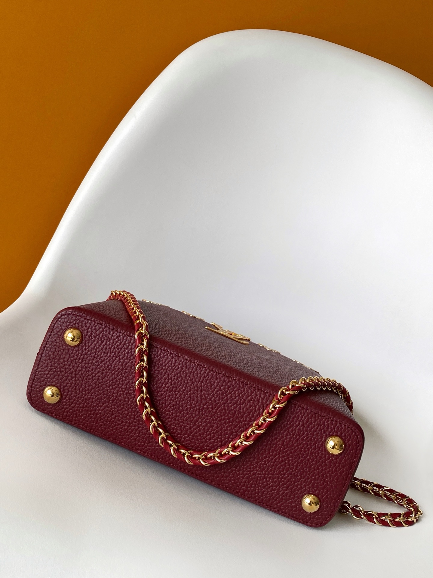 p1080💰 动态163c01特级原厂皮 动态变码
M24583金属色 M24584枣红 M24585黑色本款 Capucines BB 手袋以莹润贝壳描绘 Monogram 花卉于上缘的悠然绽放，与宛如珠宝般的 LV 字母互为映衬，彰显路易威登的柔美格调。顶部手柄和可拆卸纤细肩带提供多种背携选择。
27.0 x 17.3 x 9.0 厘米 (长 x 高 x 宽)
21.0 x 13.6 x 8.0 厘米 (长 x 高 x 宽)
16.3 x 11.0 x 6.5 厘米 (长 x 高 x 宽)
	•	Taurillon 牛皮革
	•	Taurillon 牛皮革饰边
	•	牛皮革内衬
	•	金属件配有贝壳
	•	翻盖可置于内侧或外侧
	•	隔层内配有拉链袋和贴袋
	•	金属底钉
	•	可收纳智能手机、短款钱夹和其他物品
	•	肩带：可拆卸，可调节
	•	包带半长：46.5 厘米
	•	包带半长可调至：55.0 厘米
	•	手柄：单手柄