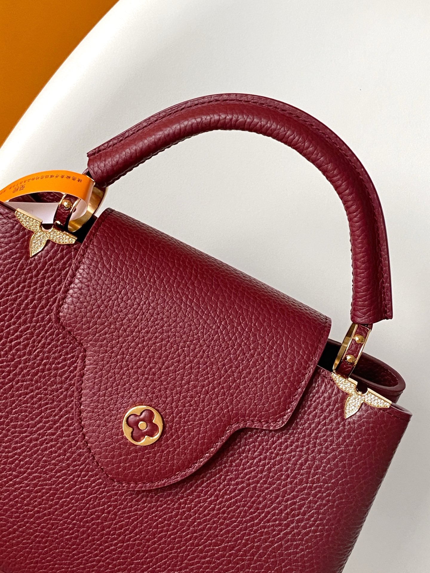 p1080💰 动态163c01特级原厂皮 动态变码
M24583金属色 M24584枣红 M24585黑色本款 Capucines BB 手袋以莹润贝壳描绘 Monogram 花卉于上缘的悠然绽放，与宛如珠宝般的 LV 字母互为映衬，彰显路易威登的柔美格调。顶部手柄和可拆卸纤细肩带提供多种背携选择。
27.0 x 17.3 x 9.0 厘米 (长 x 高 x 宽)
21.0 x 13.6 x 8.0 厘米 (长 x 高 x 宽)
16.3 x 11.0 x 6.5 厘米 (长 x 高 x 宽)
	•	Taurillon 牛皮革
	•	Taurillon 牛皮革饰边
	•	牛皮革内衬
	•	金属件配有贝壳
	•	翻盖可置于内侧或外侧
	•	隔层内配有拉链袋和贴袋
	•	金属底钉
	•	可收纳智能手机、短款钱夹和其他物品
	•	肩带：可拆卸，可调节
	•	包带半长：46.5 厘米
	•	包带半长可调至：55.0 厘米
	•	手柄：单手柄