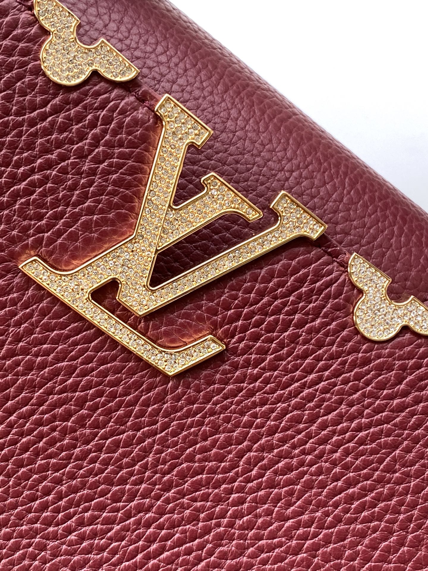 p1080💰 动态163c01特级原厂皮 动态变码
M24583金属色 M24584枣红 M24585黑色本款 Capucines BB 手袋以莹润贝壳描绘 Monogram 花卉于上缘的悠然绽放，与宛如珠宝般的 LV 字母互为映衬，彰显路易威登的柔美格调。顶部手柄和可拆卸纤细肩带提供多种背携选择。
27.0 x 17.3 x 9.0 厘米 (长 x 高 x 宽)
21.0 x 13.6 x 8.0 厘米 (长 x 高 x 宽)
16.3 x 11.0 x 6.5 厘米 (长 x 高 x 宽)
	•	Taurillon 牛皮革
	•	Taurillon 牛皮革饰边
	•	牛皮革内衬
	•	金属件配有贝壳
	•	翻盖可置于内侧或外侧
	•	隔层内配有拉链袋和贴袋
	•	金属底钉
	•	可收纳智能手机、短款钱夹和其他物品
	•	肩带：可拆卸，可调节
	•	包带半长：46.5 厘米
	•	包带半长可调至：55.0 厘米
	•	手柄：单手柄