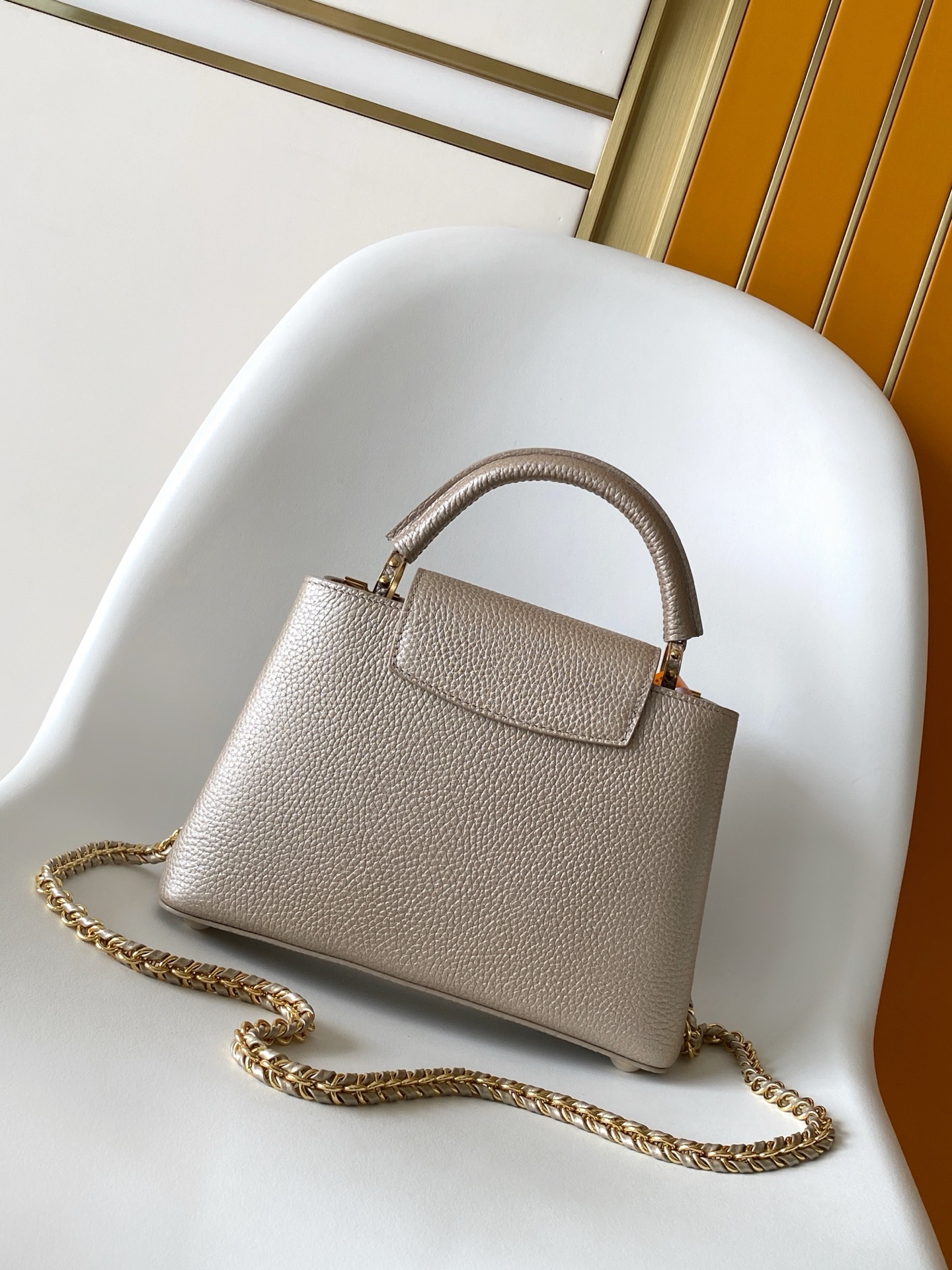 p1080💰 动态163c01特级原厂皮 动态变码
M24583金属色 M24584枣红 M24585黑色 金钻贝克花本款 Capucines BB 手袋以莹润贝壳描绘 Monogram 花卉于上缘的悠然绽放，与宛如珠宝般的 LV 字母互为映衬，彰显路易威登的柔美格调。顶部手柄和可拆卸纤细肩带提供多种背携选择。
27.0 x 17.3 x 9.0 厘米 (长 x 高 x 宽)
21.0 x 13.6 x 8.0 厘米 (长 x 高 x 宽)
16.3 x 11.0 x 6.5 厘米 (长 x 高 x 宽)
	•	Taurillon 牛皮革
	•	Taurillon 牛皮革饰边
	•	牛皮革内衬
	•	金属件配有贝壳
	•	翻盖可置于内侧或外侧
	•	隔层内配有拉链袋和贴袋
	•	金属底钉
	•	可收纳智能手机、短款钱夹和其他物品
	•	肩带：可拆卸，可调节
	•	包带半长：46.5 厘米
	•	包带半长可调至：55.0 厘米
	•	手柄：单手柄