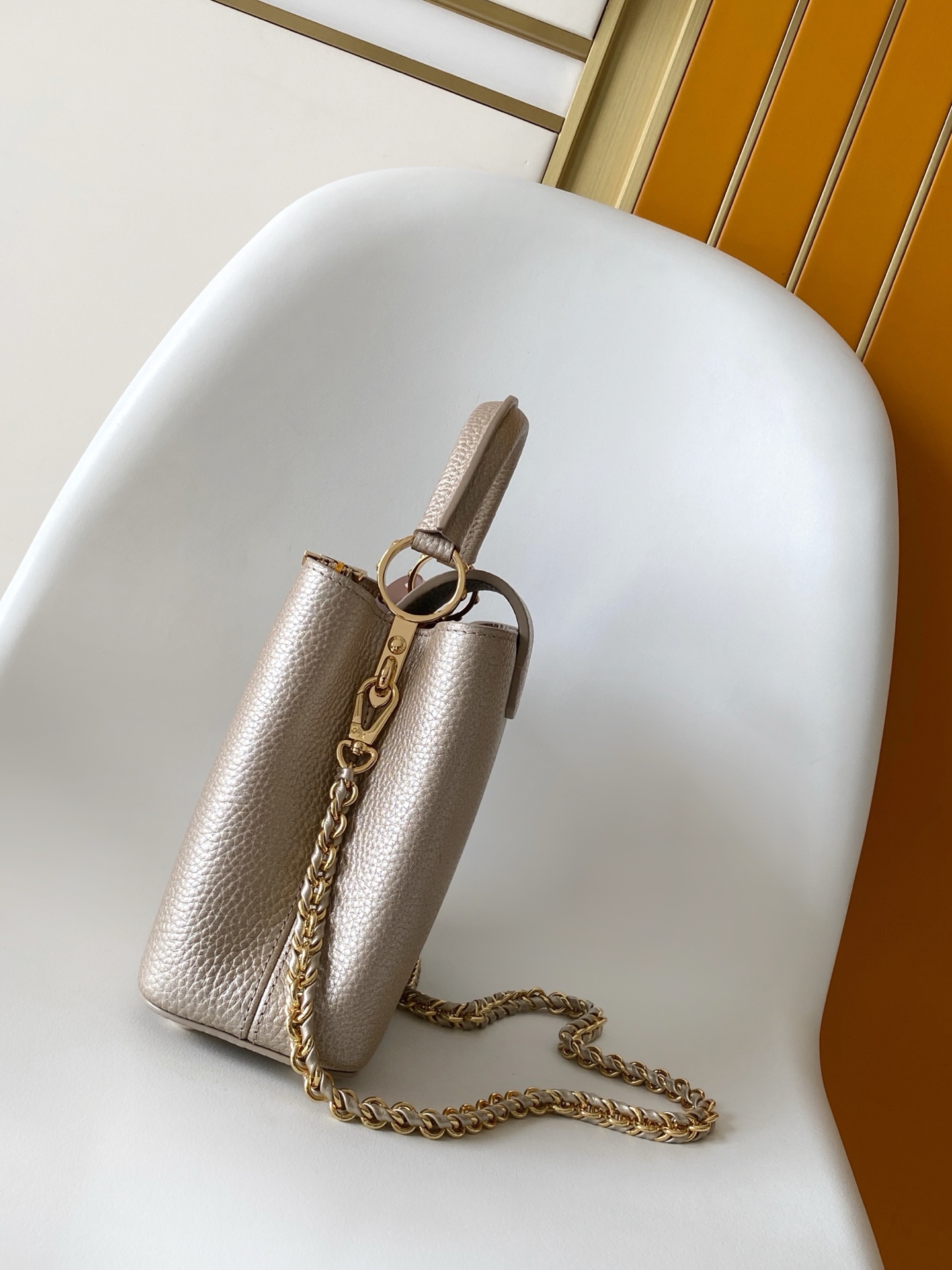 p1080💰 动态163c01特级原厂皮 动态变码
M24583金属色 M24584枣红 M24585黑色 金钻贝克花本款 Capucines BB 手袋以莹润贝壳描绘 Monogram 花卉于上缘的悠然绽放，与宛如珠宝般的 LV 字母互为映衬，彰显路易威登的柔美格调。顶部手柄和可拆卸纤细肩带提供多种背携选择。
27.0 x 17.3 x 9.0 厘米 (长 x 高 x 宽)
21.0 x 13.6 x 8.0 厘米 (长 x 高 x 宽)
16.3 x 11.0 x 6.5 厘米 (长 x 高 x 宽)
	•	Taurillon 牛皮革
	•	Taurillon 牛皮革饰边
	•	牛皮革内衬
	•	金属件配有贝壳
	•	翻盖可置于内侧或外侧
	•	隔层内配有拉链袋和贴袋
	•	金属底钉
	•	可收纳智能手机、短款钱夹和其他物品
	•	肩带：可拆卸，可调节
	•	包带半长：46.5 厘米
	•	包带半长可调至：55.0 厘米
	•	手柄：单手柄